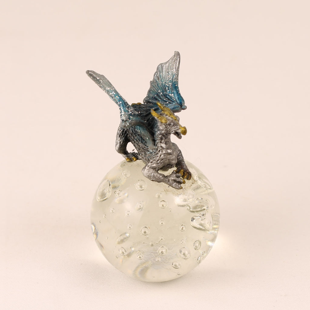 Fantasy Draak op Glazen Bol – Miniatuur Beeld 8 cm