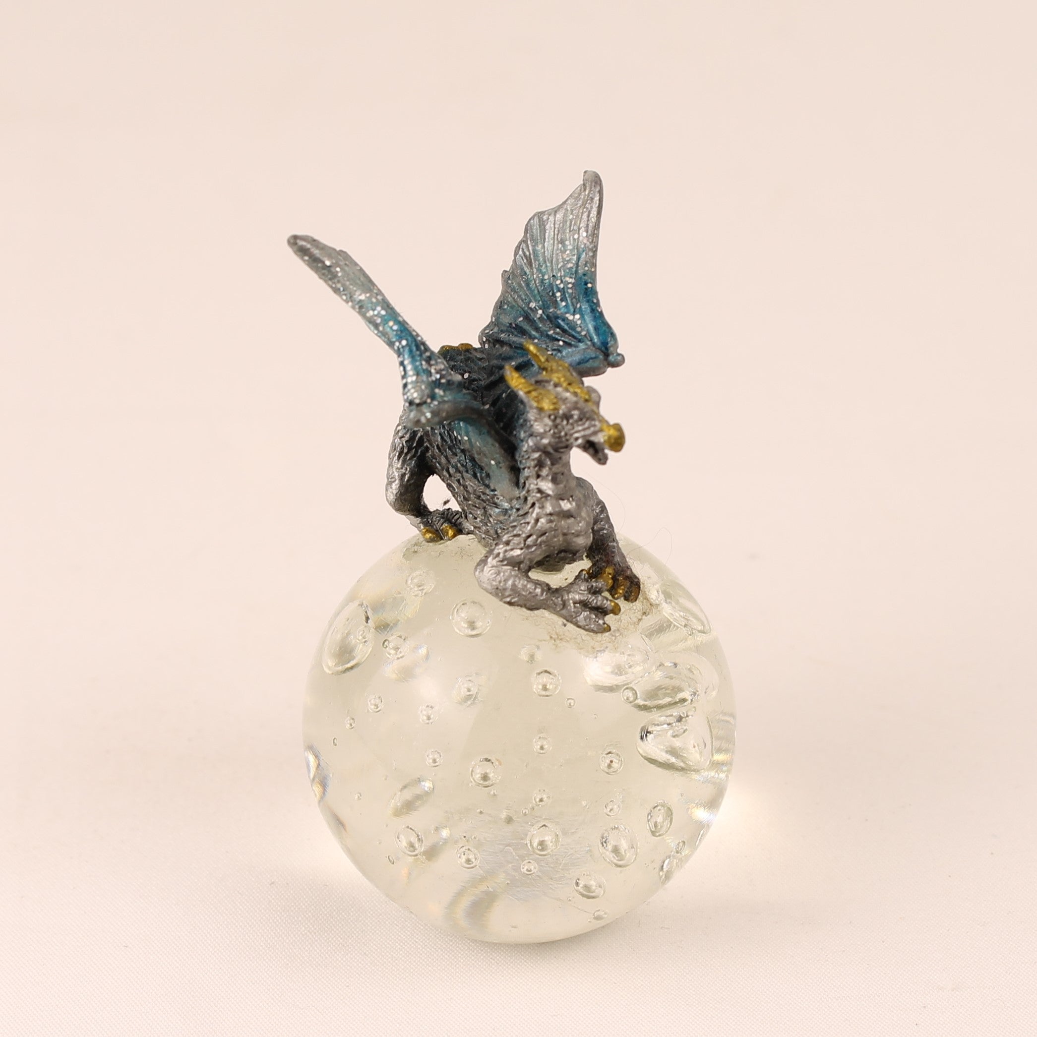 Fantasy Draak op Glazen Bol – Miniatuur Beeld 8 cm