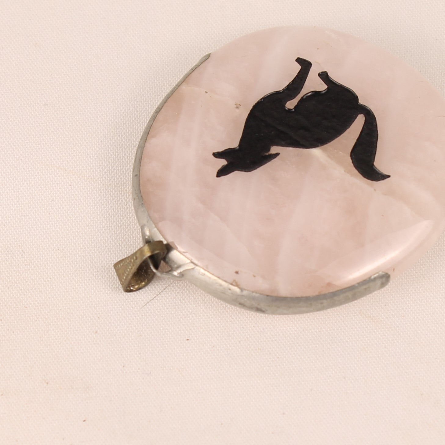 Rozenkwarts Hanger met Wolf Silhouet – Gegraveerd – 4,5 cm