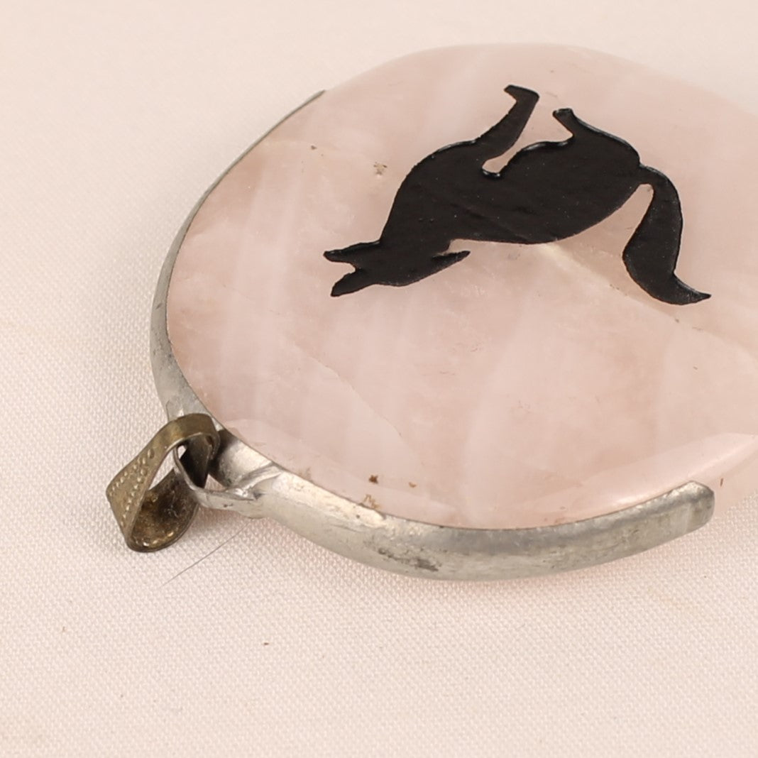 Rozenkwarts Hanger met Wolf Silhouet – Gegraveerd – 4,5 cm