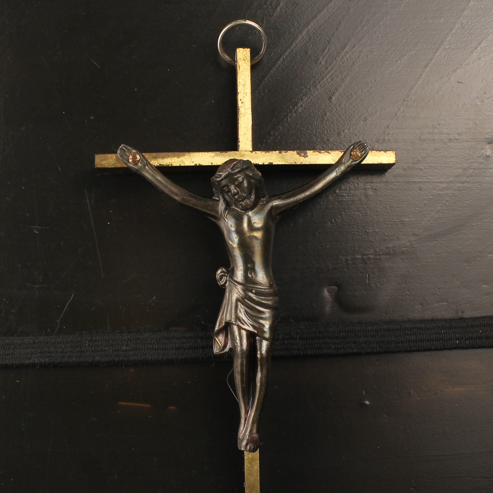 Wandkruis Messing met Donkere Corpus – 15 cm – Jaren ’60