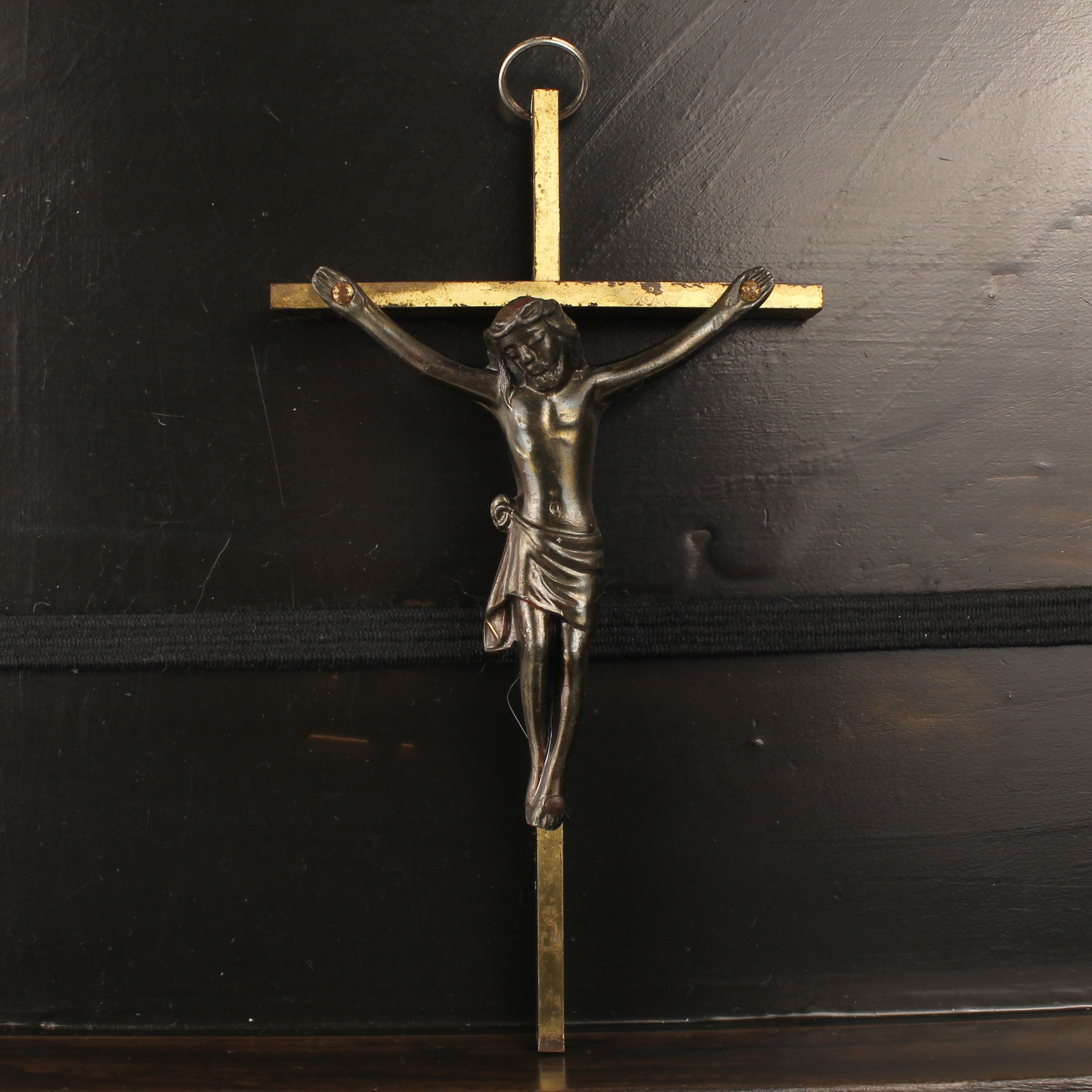 Wandkruis Messing met Donkere Corpus – 15 cm – Jaren ’60