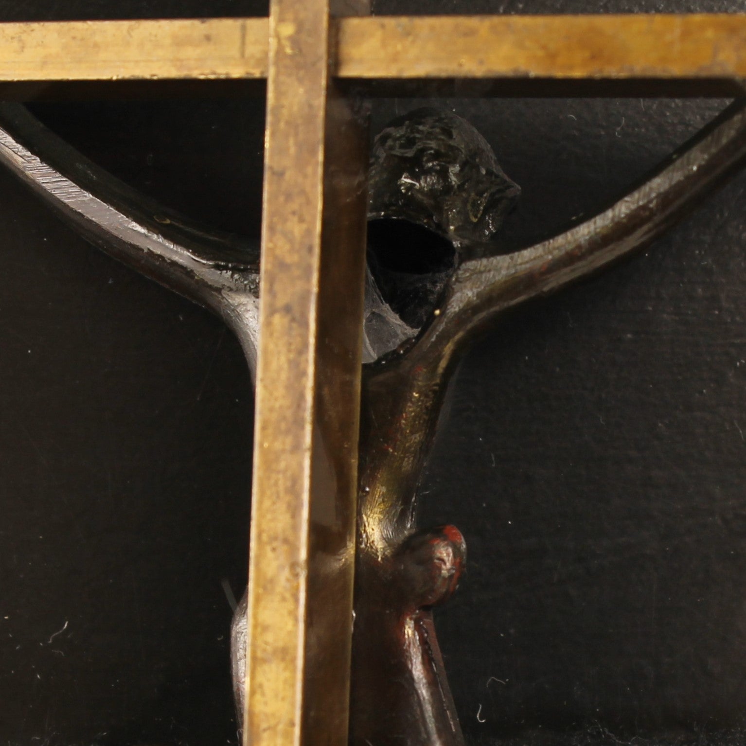 Wandkruis Messing met Donkere Corpus – 15 cm – Jaren ’60