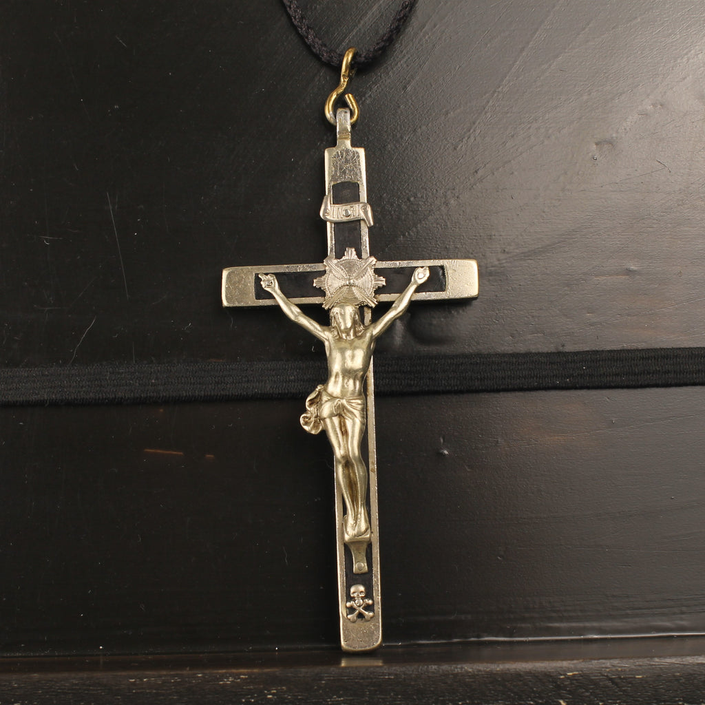 Crucifix Hanger met Houten Inleg en Golgotha – ca. 1940–1960 – 13 cm