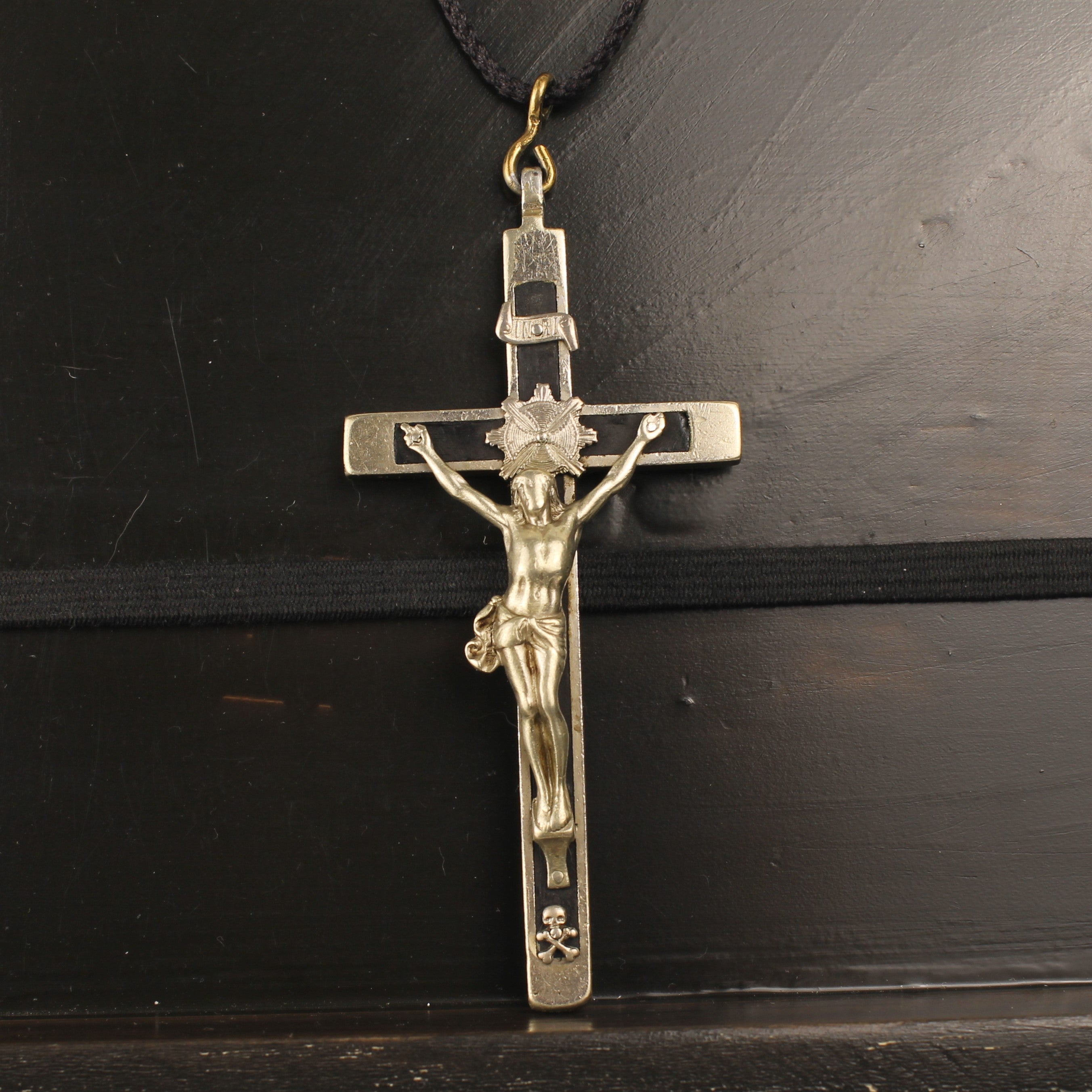 Crucifix Hanger met Houten Inleg en Golgotha – ca. 1940–1960 – 13 cm