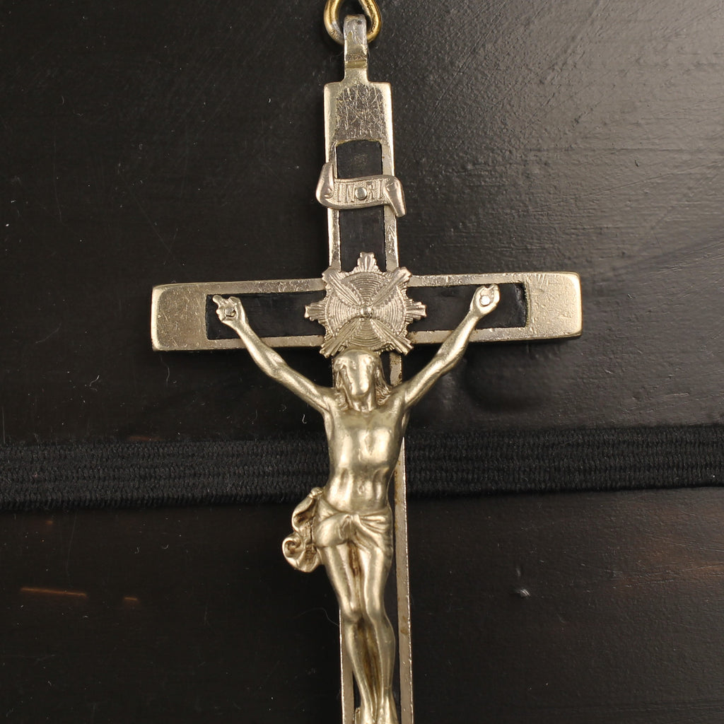 Crucifix Hanger met Houten Inleg en Golgotha – ca. 1940–1960 – 13 cm