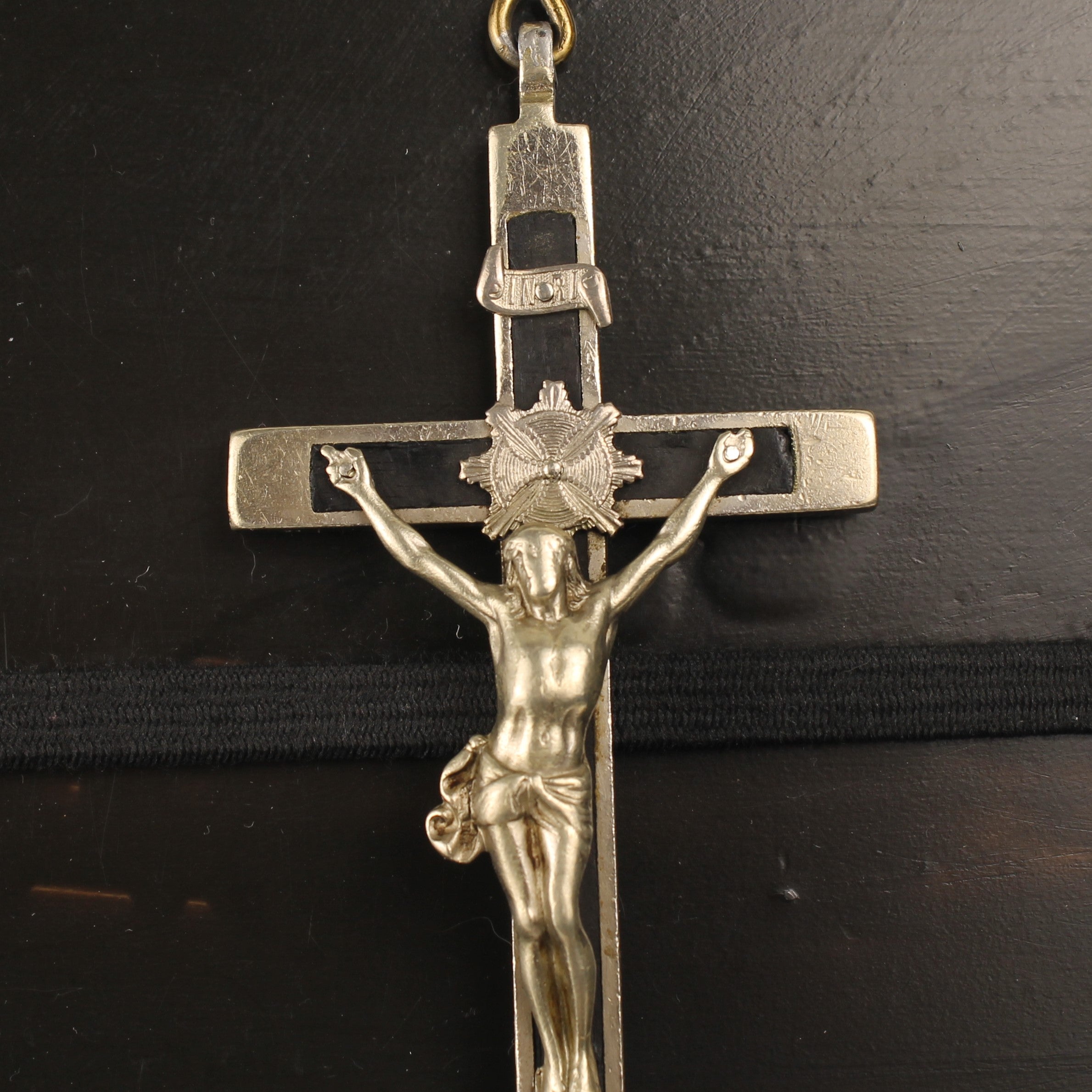 Crucifix Hanger met Houten Inleg en Golgotha – ca. 1940–1960 – 13 cm