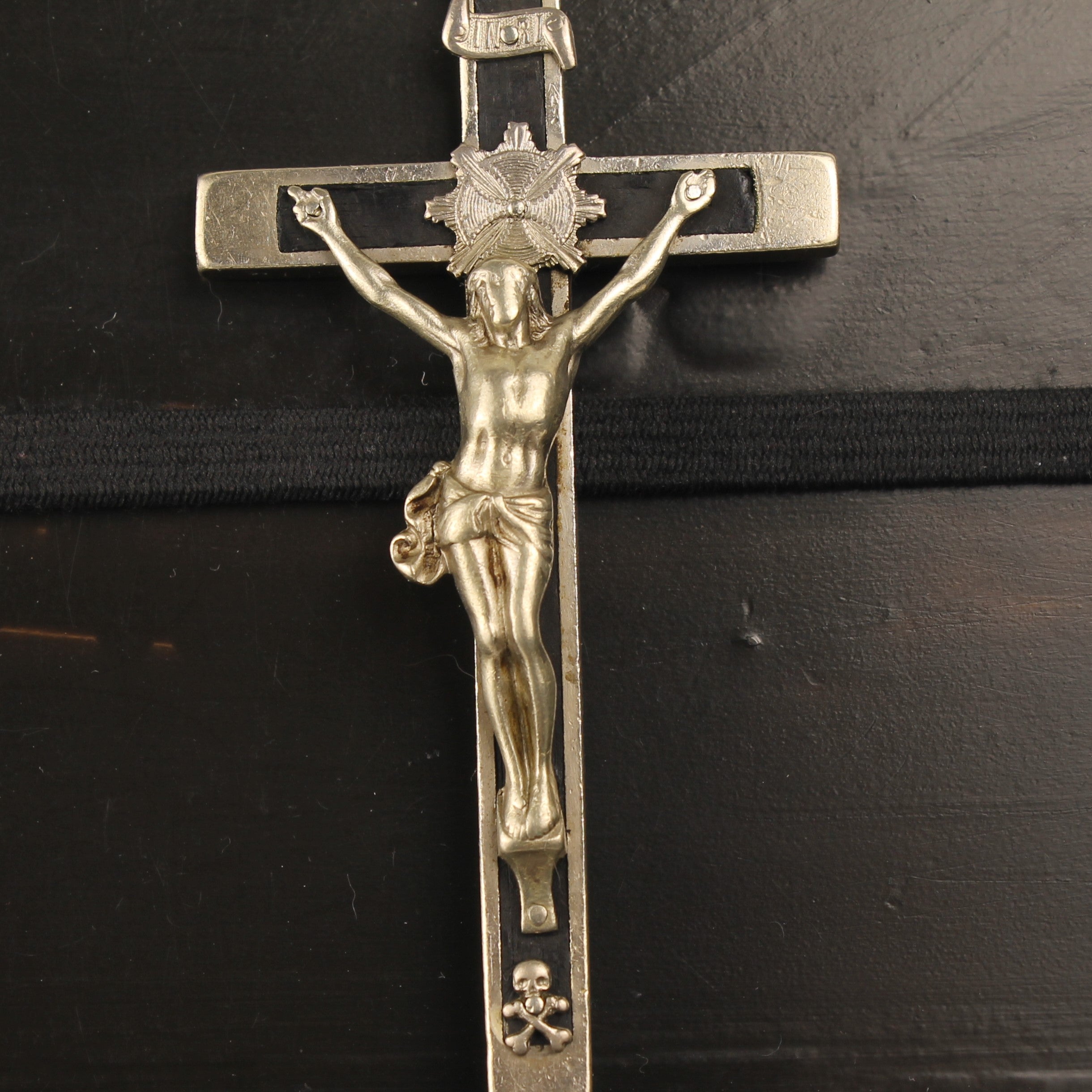 Crucifix Hanger met Houten Inleg en Golgotha – ca. 1940–1960 – 13 cm