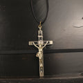 Crucifix Hanger met Houten Inleg en Golgotha – ca. 1940–1960 – 13 cm