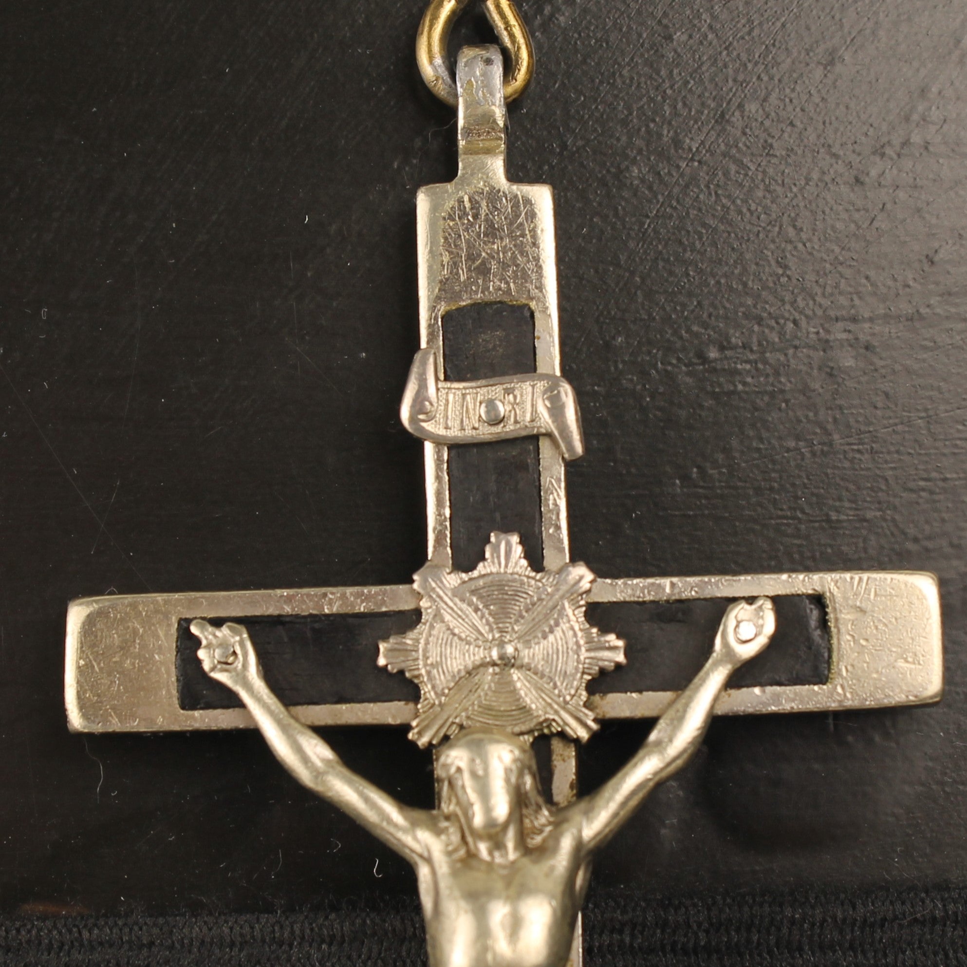 Crucifix Hanger met Houten Inleg en Golgotha – ca. 1940–1960 – 13 cm