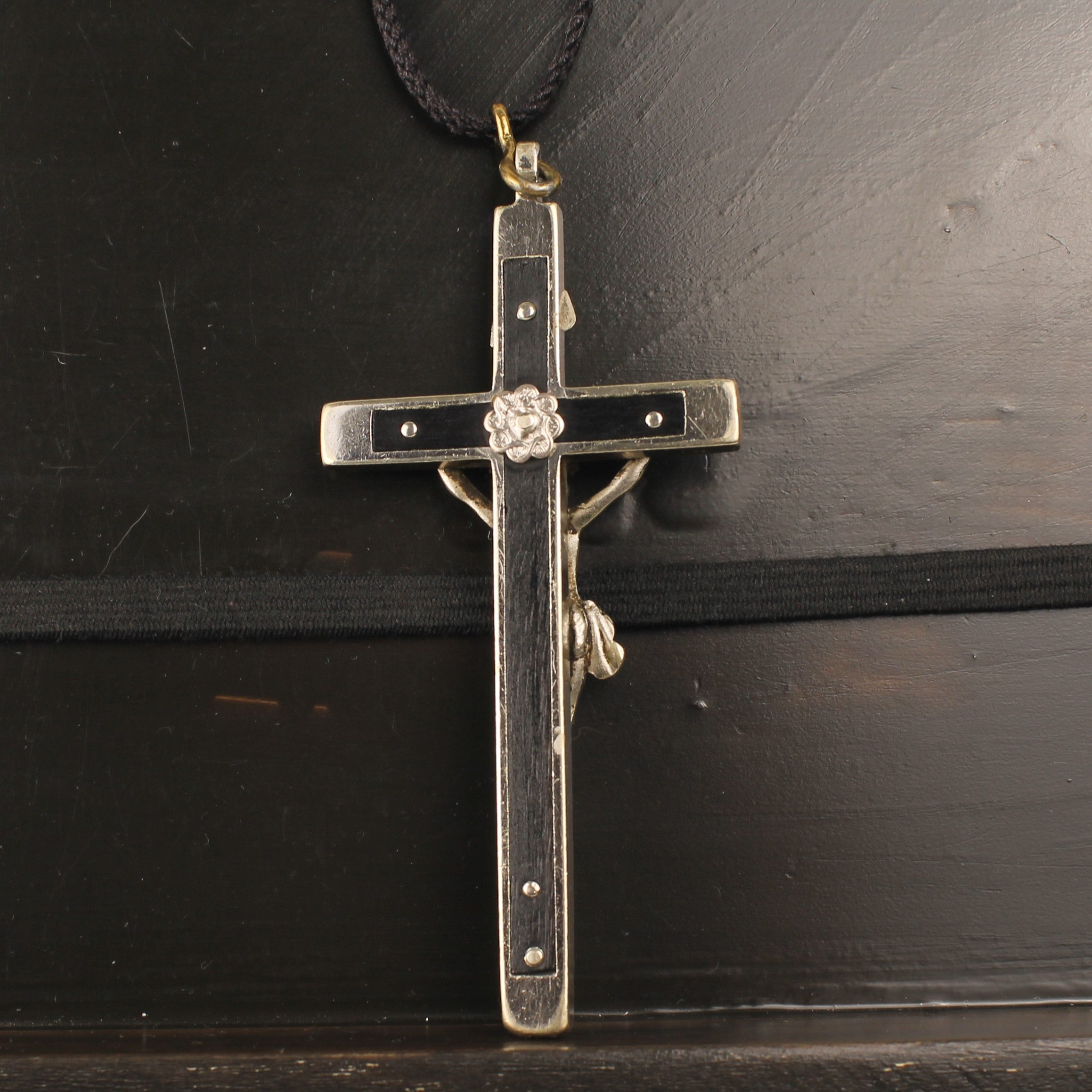 Crucifix Hanger met Houten Inleg en Golgotha – ca. 1940–1960 – 13 cm