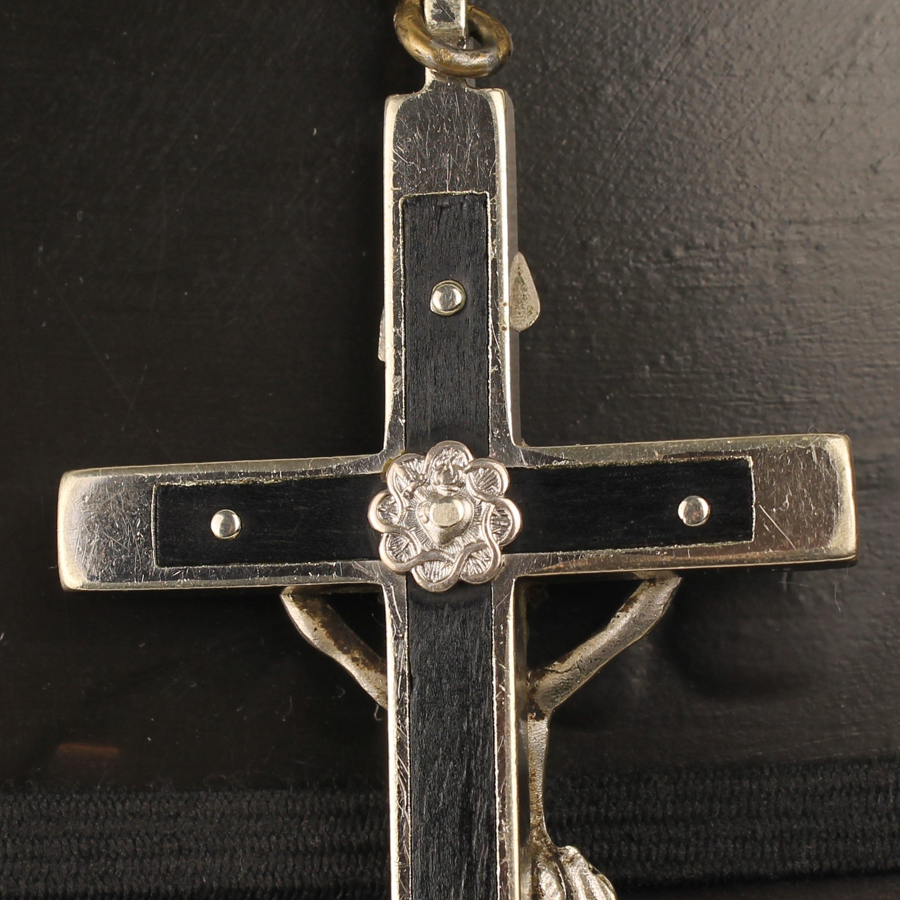 Crucifix Hanger met Houten Inleg en Golgotha – ca. 1940–1960 – 13 cm