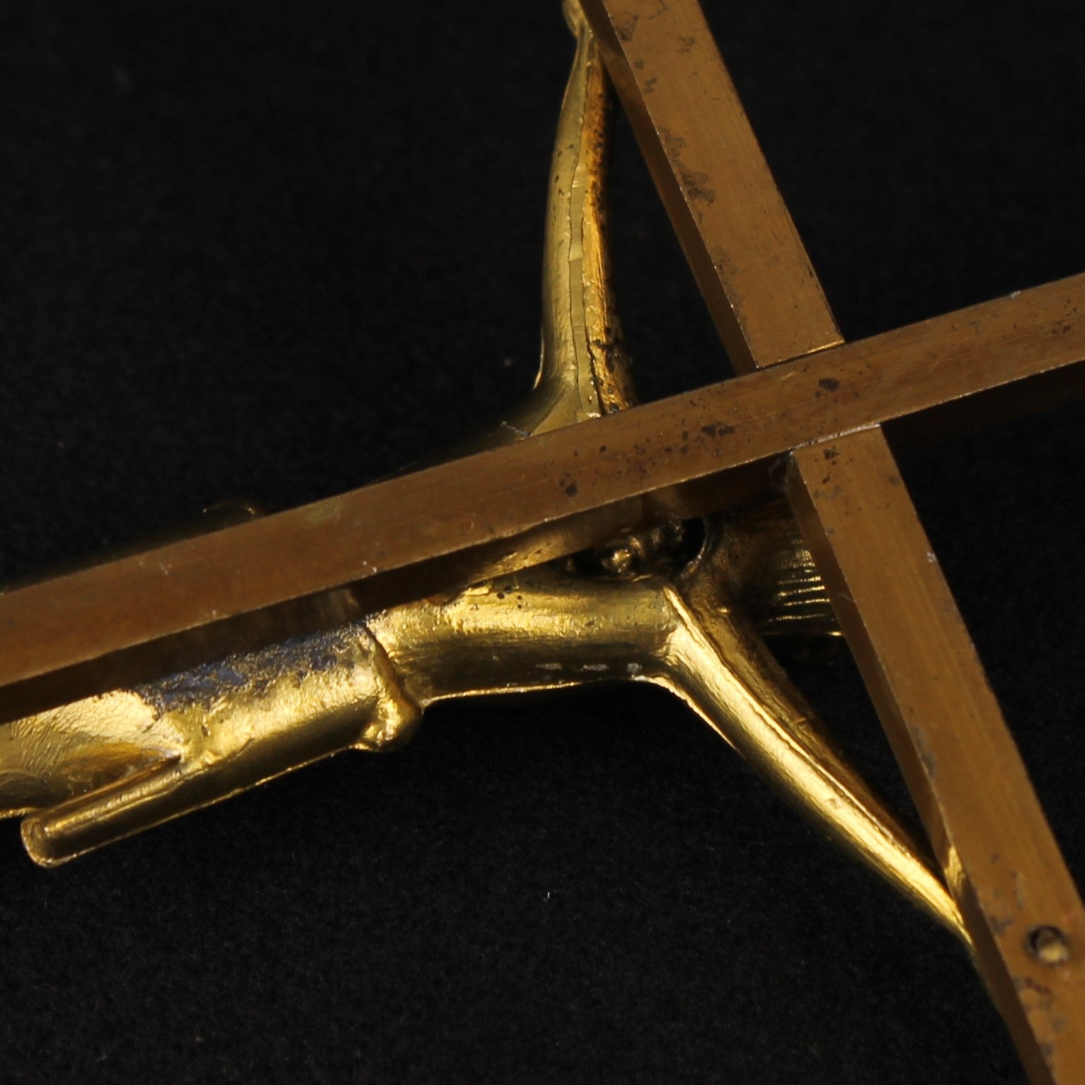 Wandkruis 25 cm - Crucifix in Goudkleurig Metaal - ca. 1960–1985