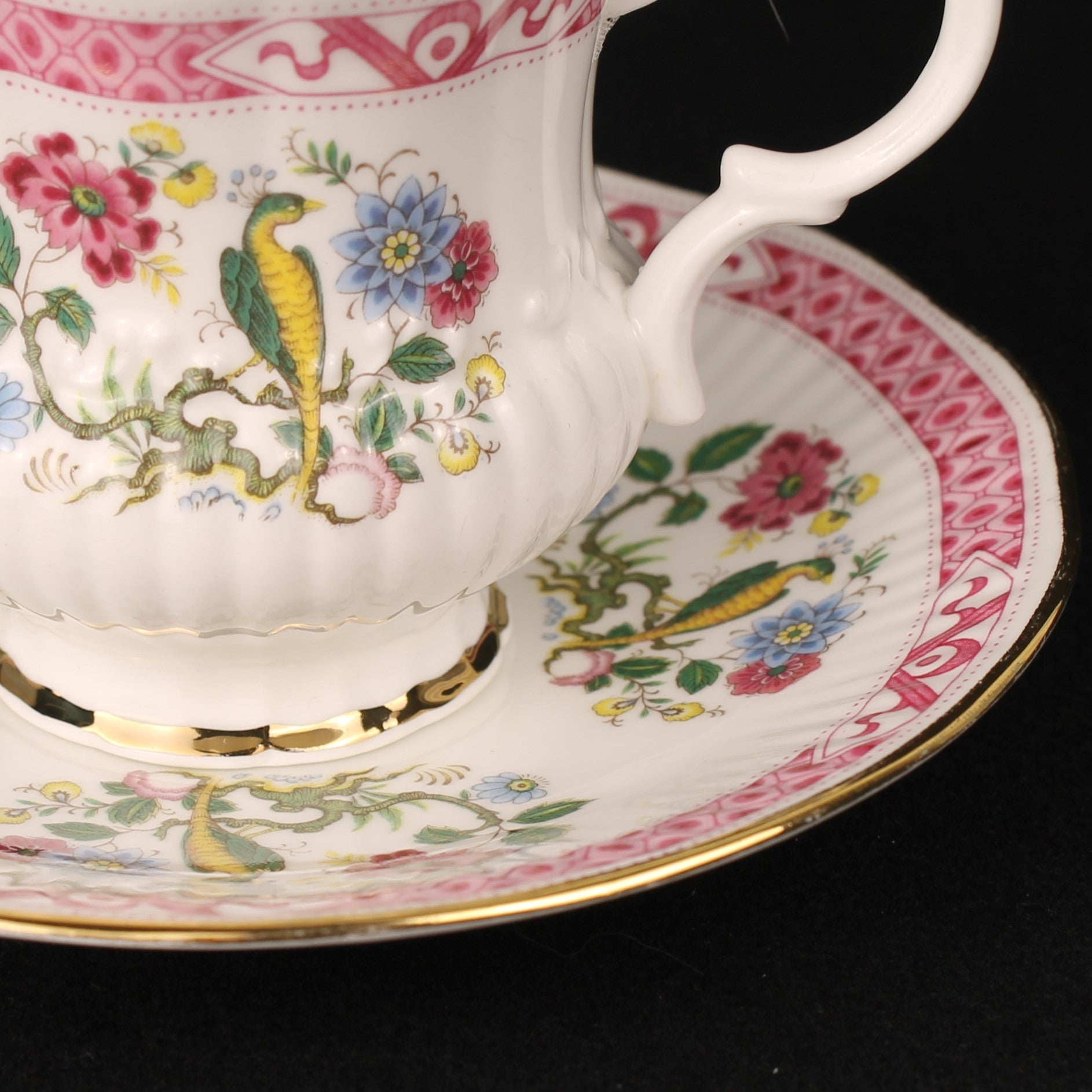 Elizabethan Fine Bone China Kop en Schotel – Exotische Vogel met Roze Band en Vergulding