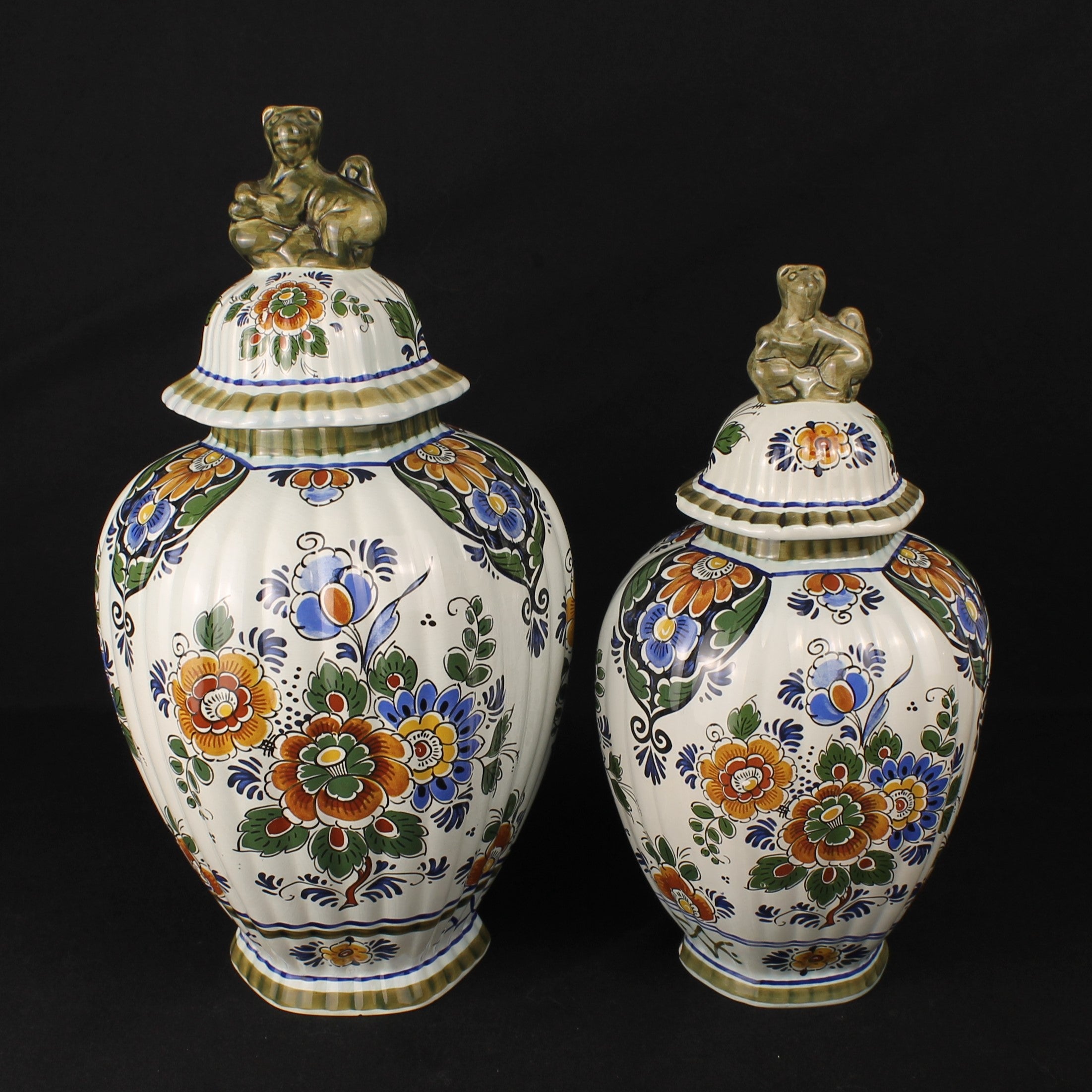 Delft Polychroom Handbeschilderde Dekselvazen Set – 33 & 28 cm – Holland