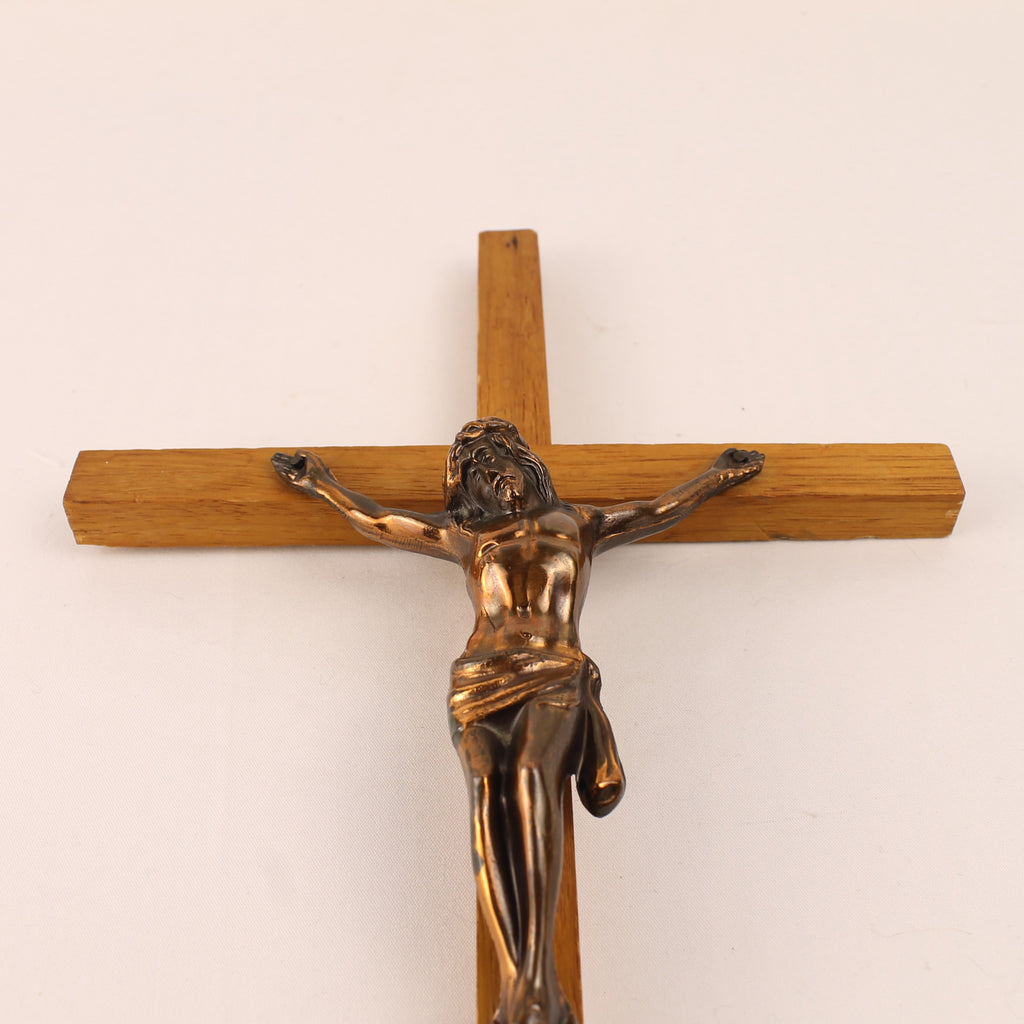 Wandcrucifix Hout met Koperkleurig Metalen Corpus - 30 cm - ca. 1960–1980