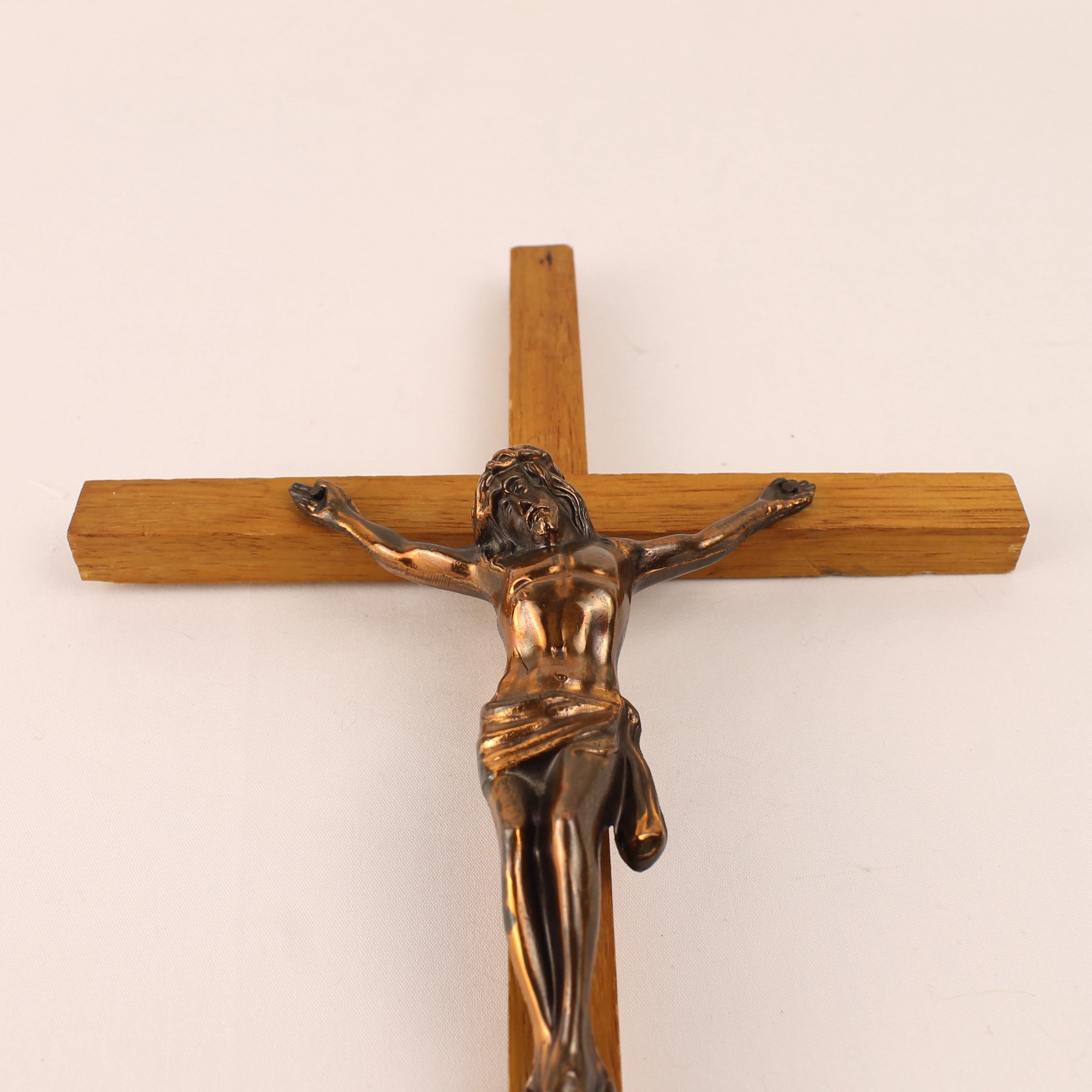 Wandcrucifix Hout met Koperkleurig Metalen Corpus - 30 cm - ca. 1960–1980