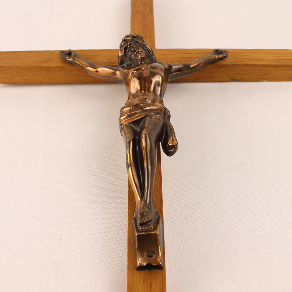 Wandcrucifix Hout met Koperkleurig Metalen Corpus - 30 cm - ca. 1960–1980