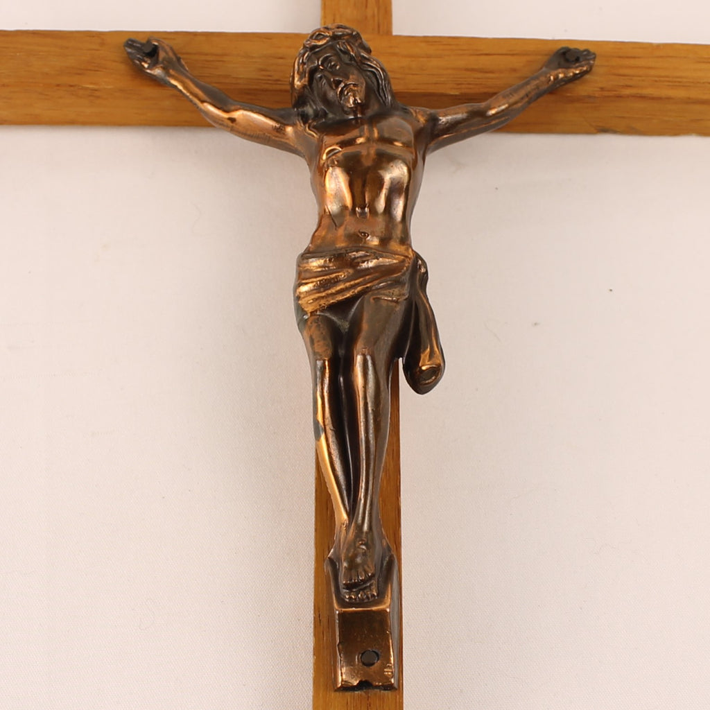 Wandcrucifix Hout met Koperkleurig Metalen Corpus - 30 cm - ca. 1960–1980