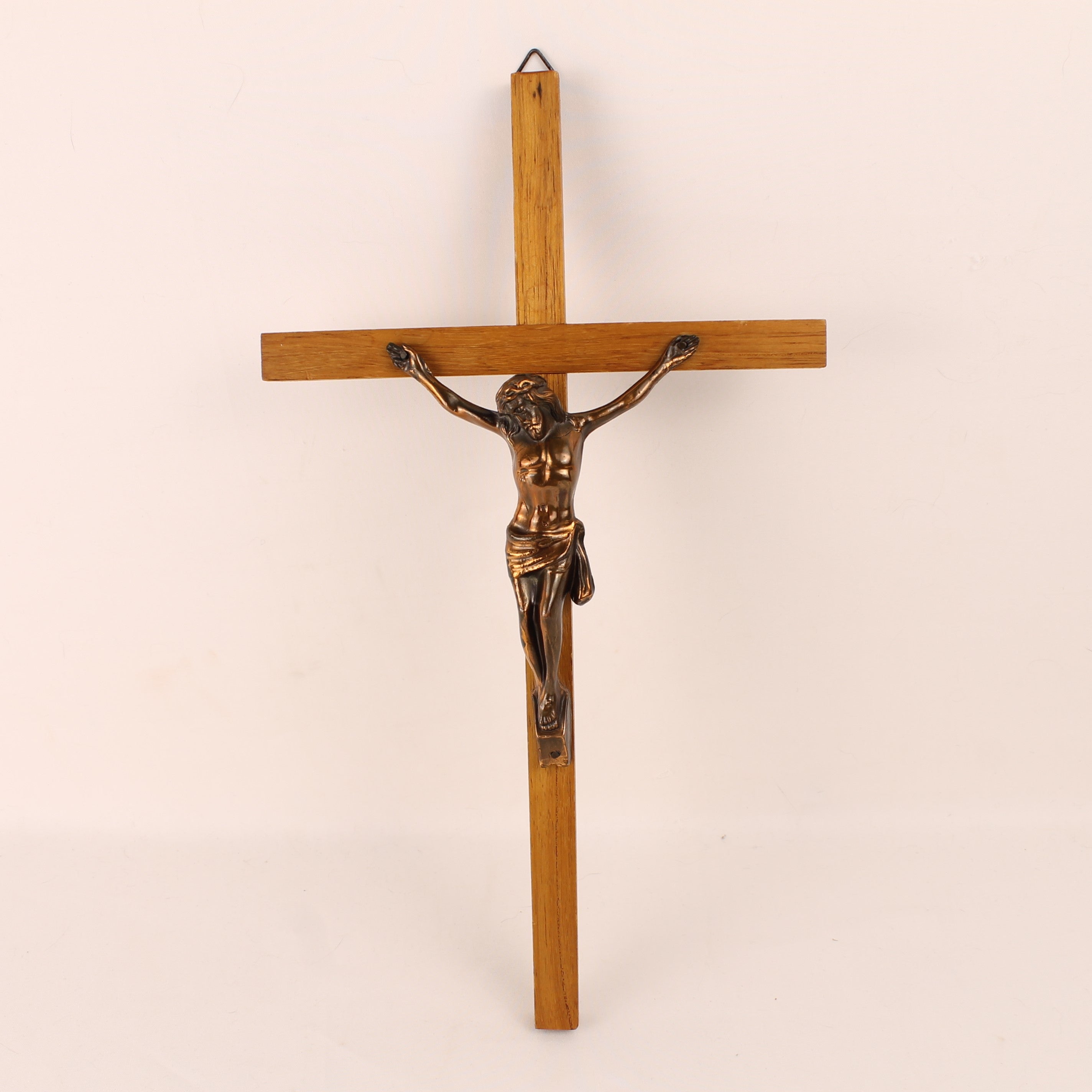Wandcrucifix Hout met Koperkleurig Metalen Corpus - 30 cm - ca. 1960–1980