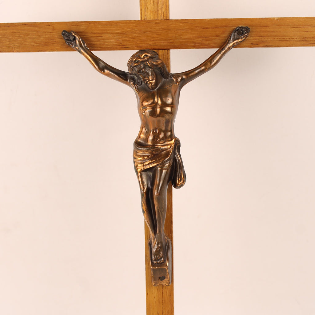 Wandcrucifix Hout met Koperkleurig Metalen Corpus - 30 cm - ca. 1960–1980