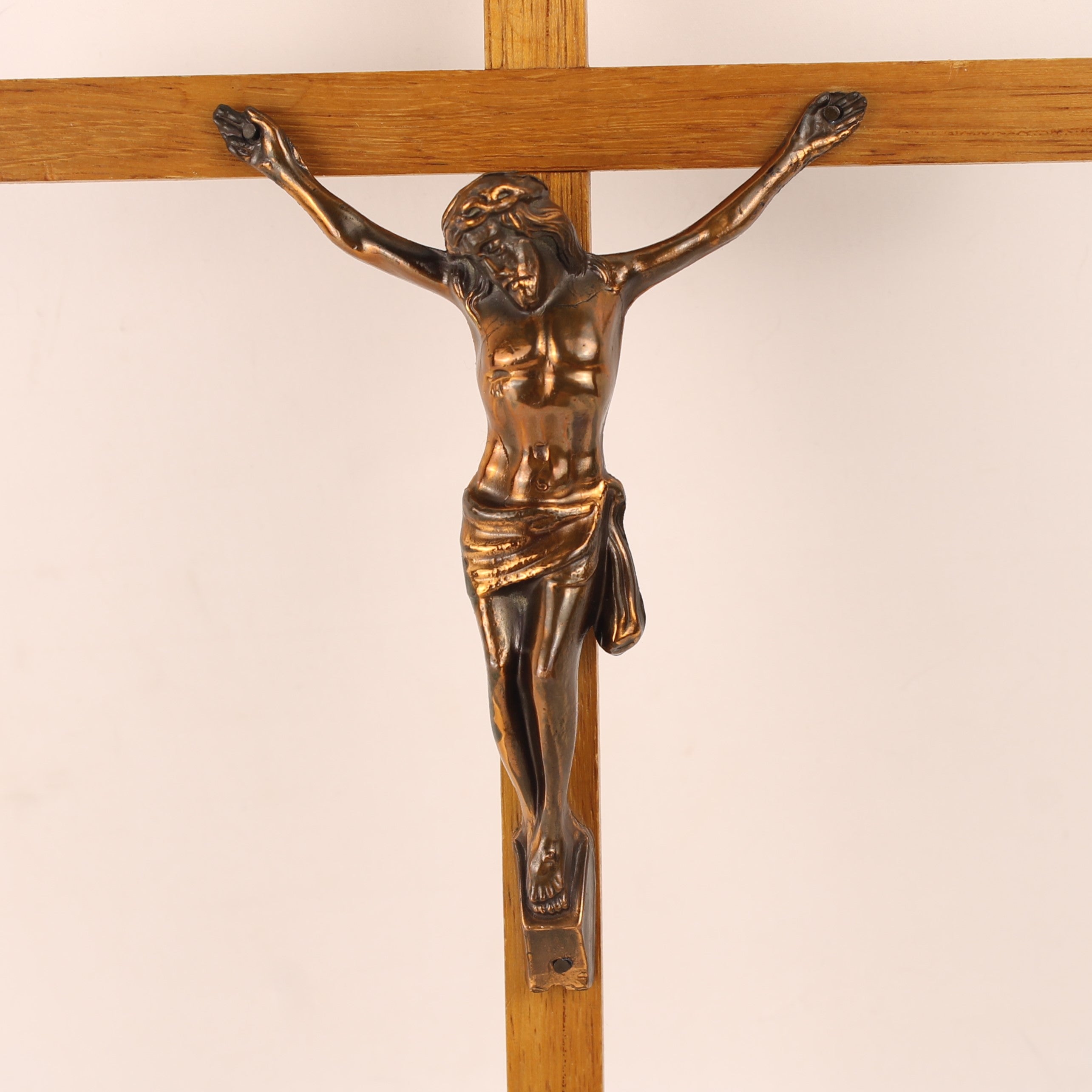 Wandcrucifix Hout met Koperkleurig Metalen Corpus - 30 cm - ca. 1960–1980