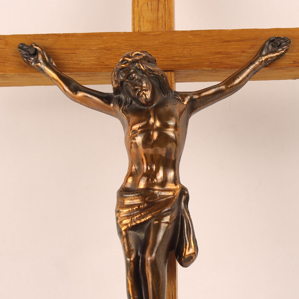 Wandcrucifix Hout met Koperkleurig Metalen Corpus - 30 cm - ca. 1960–1980