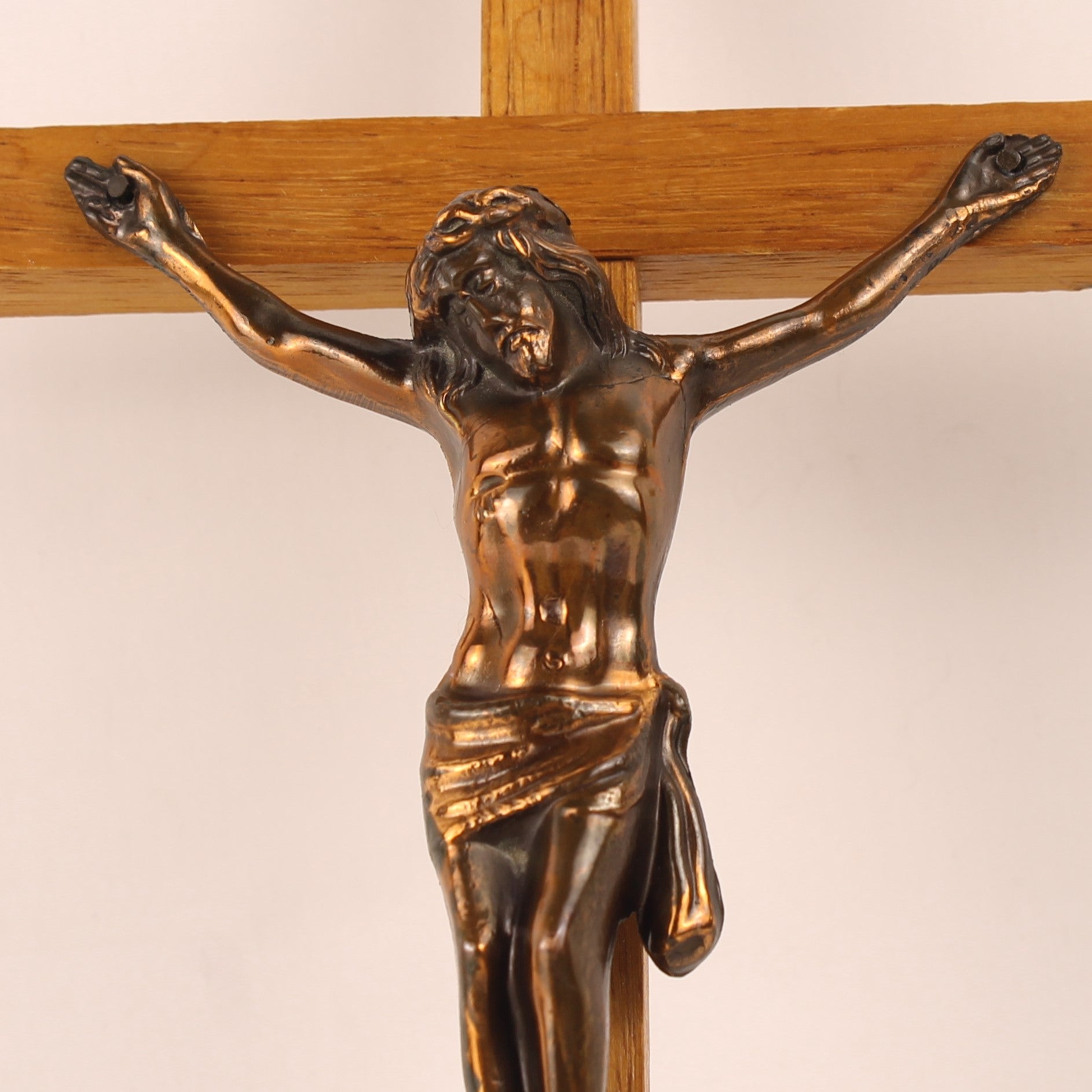 Wandcrucifix Hout met Koperkleurig Metalen Corpus - 30 cm - ca. 1960–1980