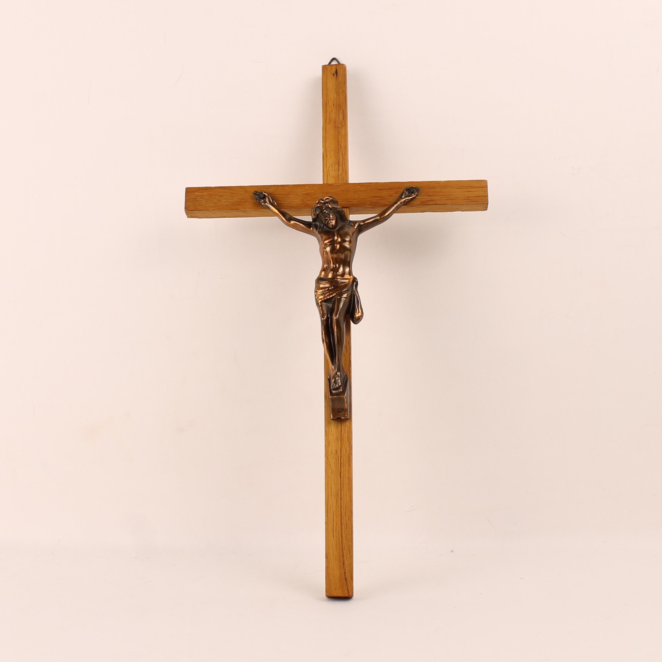 Wandcrucifix Hout met Koperkleurig Metalen Corpus - 30 cm - ca. 1960–1980