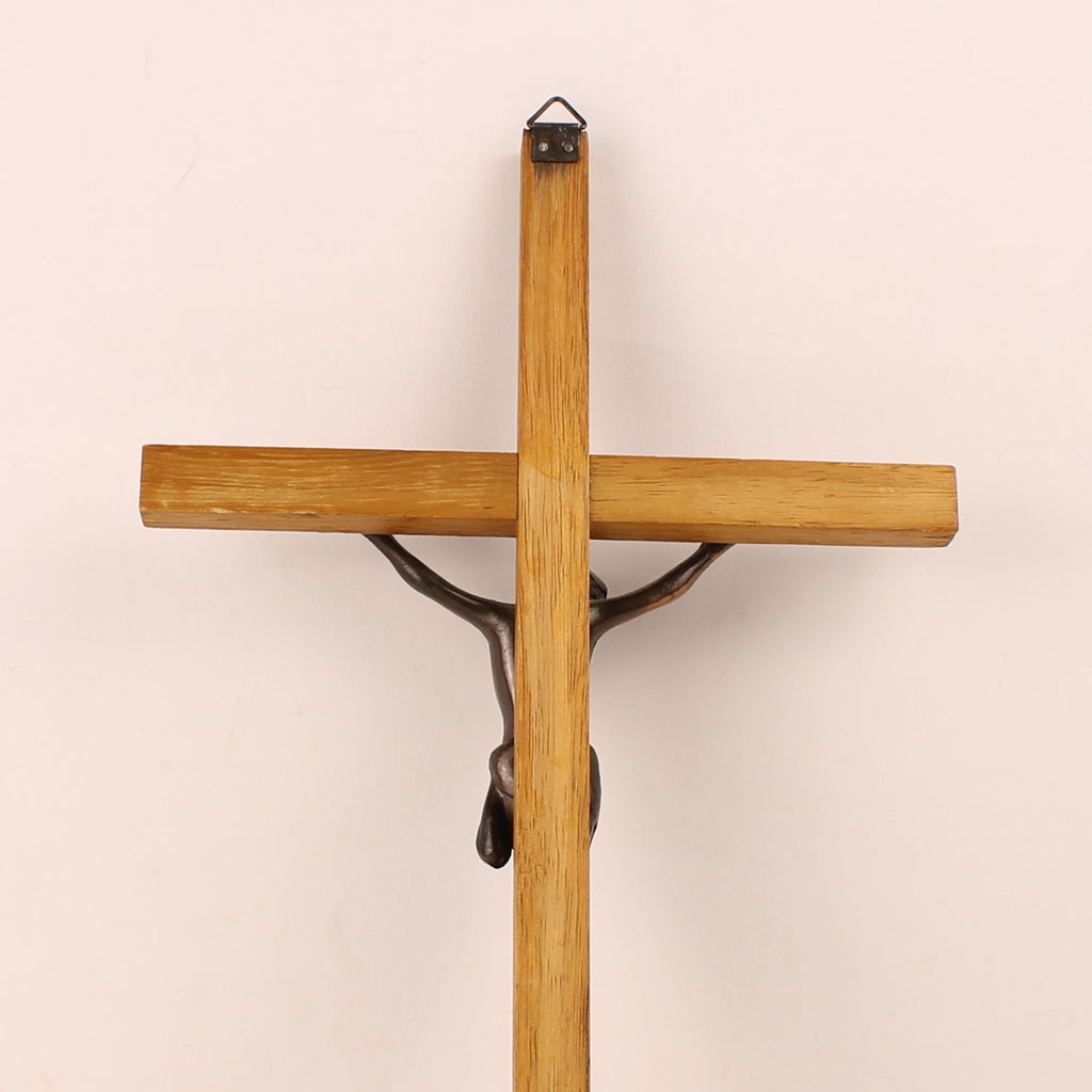 Wandcrucifix Hout met Koperkleurig Metalen Corpus - 30 cm - ca. 1960–1980