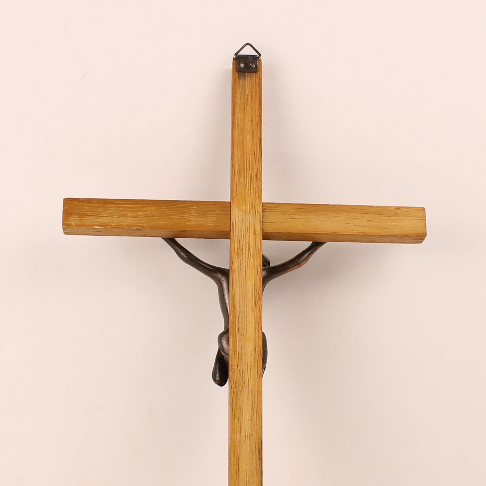 Wandcrucifix Hout met Koperkleurig Metalen Corpus - 30 cm - ca. 1960–1980
