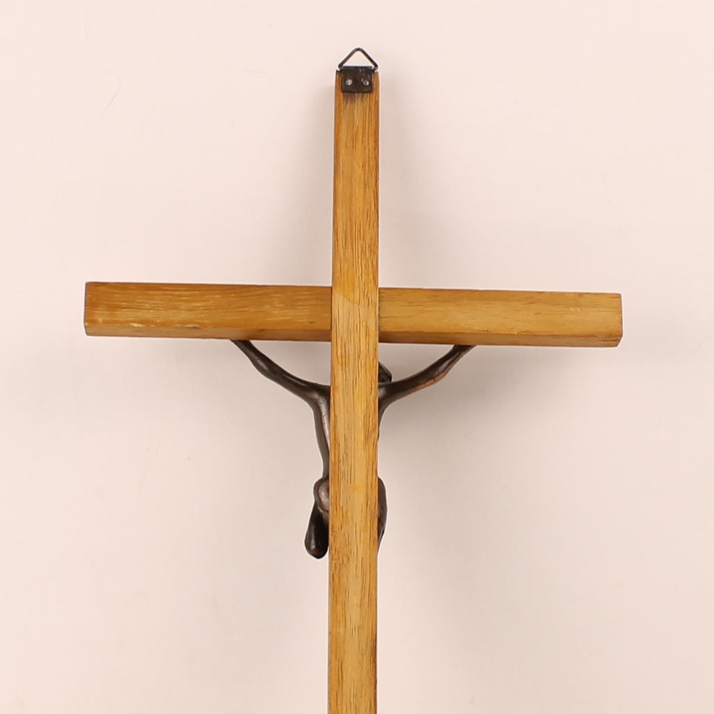 Wandcrucifix Hout met Koperkleurig Metalen Corpus - 30 cm - ca. 1960–1980