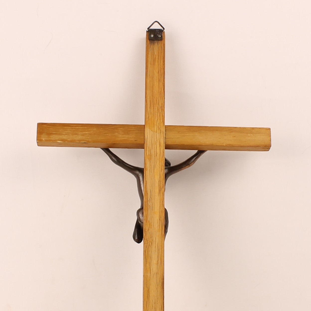 Wandcrucifix Hout met Koperkleurig Metalen Corpus - 30 cm - ca. 1960–1980
