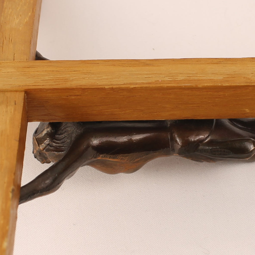 Wandcrucifix Hout met Koperkleurig Metalen Corpus - 30 cm - ca. 1960–1980