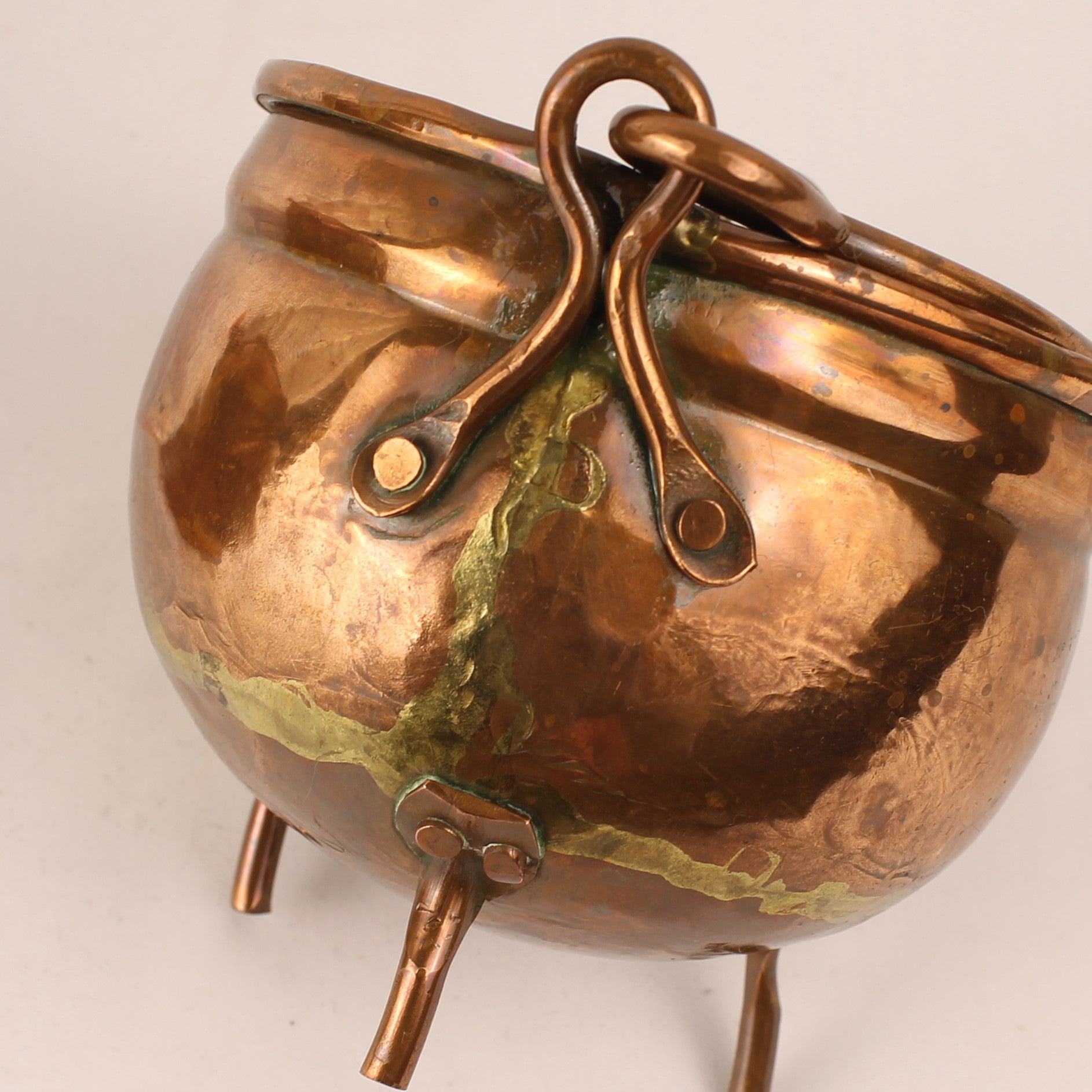 Koperen Potjes op Driepoten – Set van 2 – ca. 1910–1925 - Handgehamerd