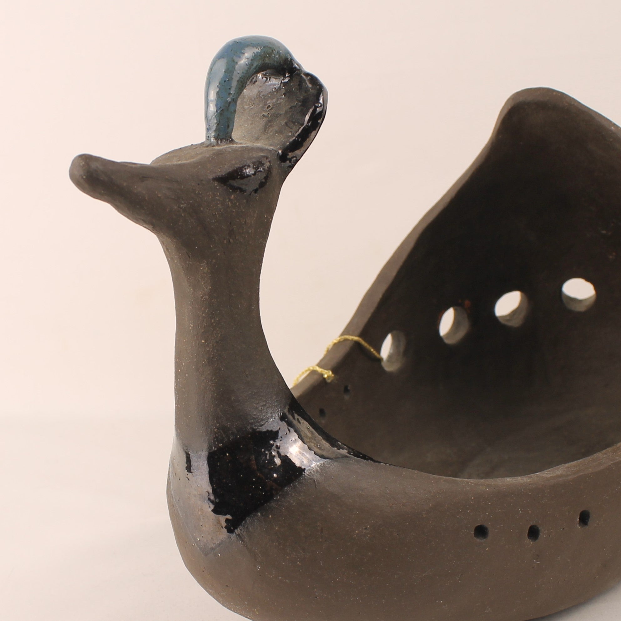 Handgemaakte Atelier Keramiek Sculptuur – Ceremoniële Roeiboot met Vogelkop – Unicum