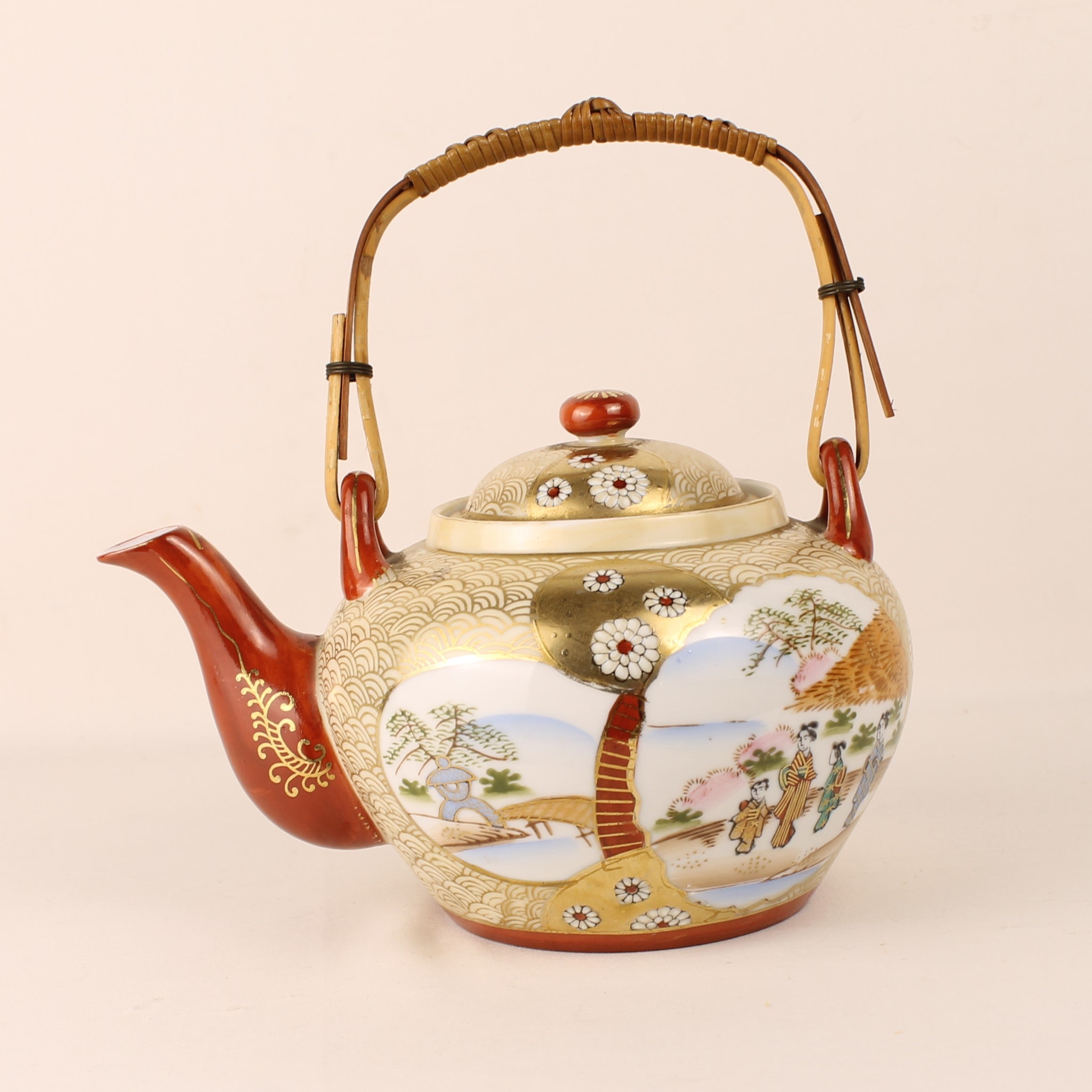 Théière japonaise Satsuma avec anse en bambou – Peinte à la main et richement dorée – 20cm