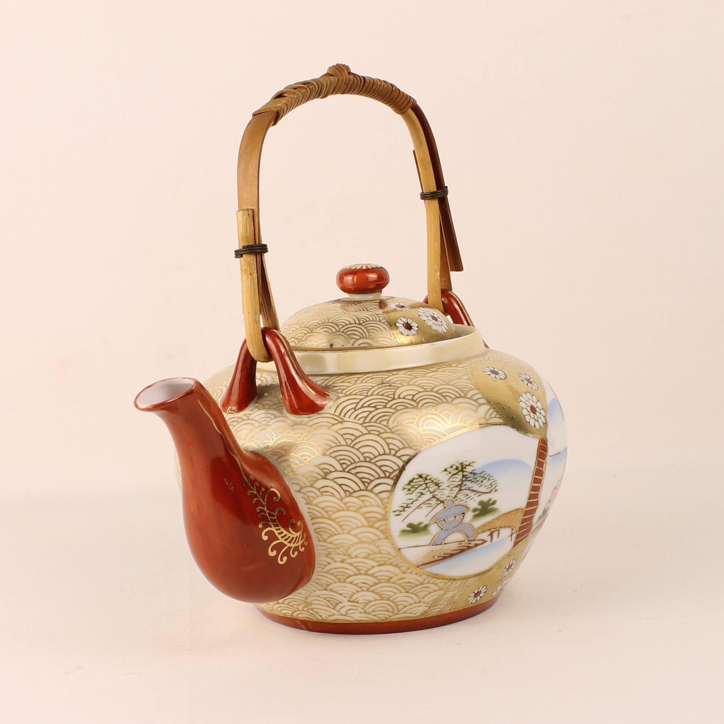 Théière japonaise Satsuma avec anse en bambou – Peinte à la main et richement dorée – 20cm
