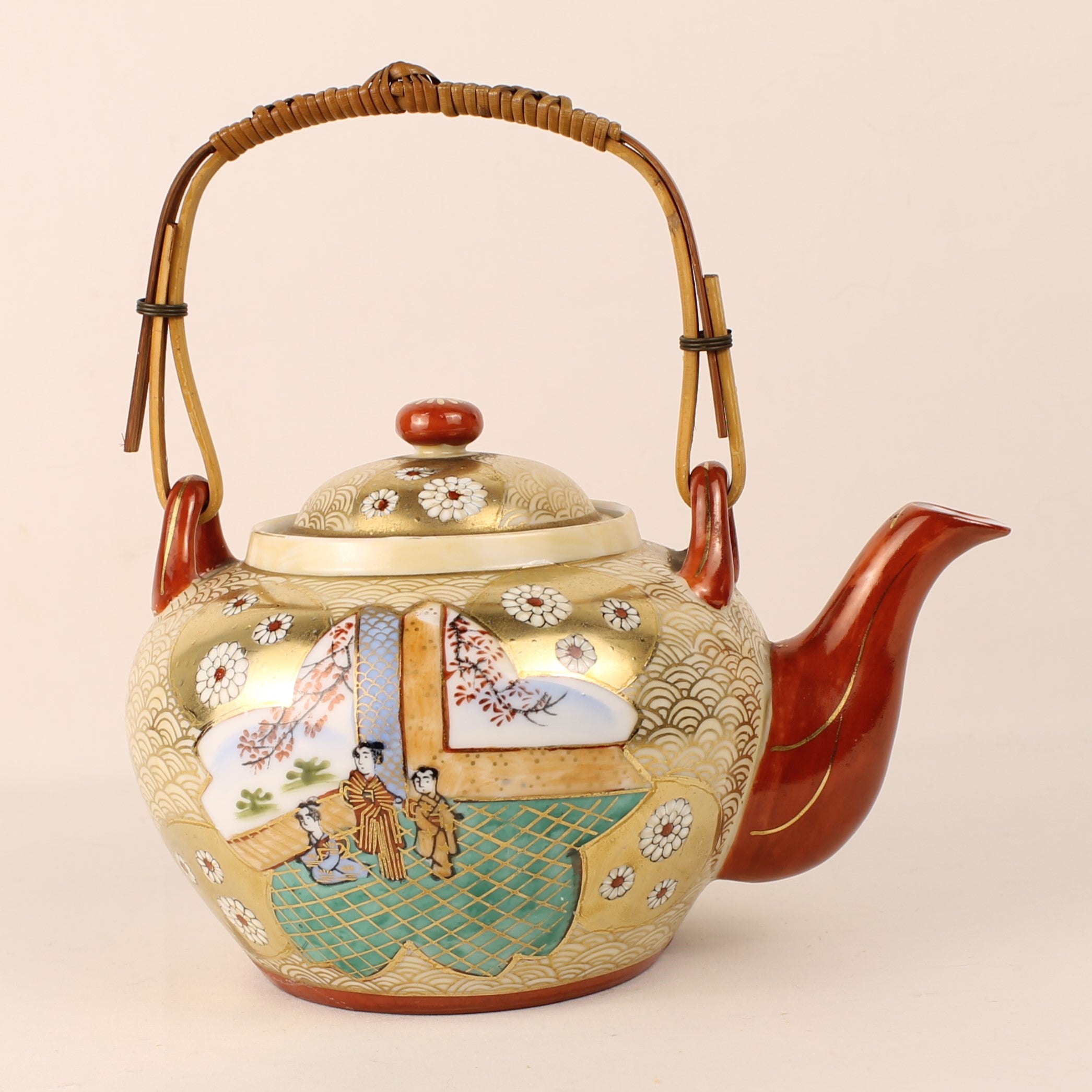 Théière japonaise Satsuma avec anse en bambou – Peinte à la main et richement dorée – 20cm