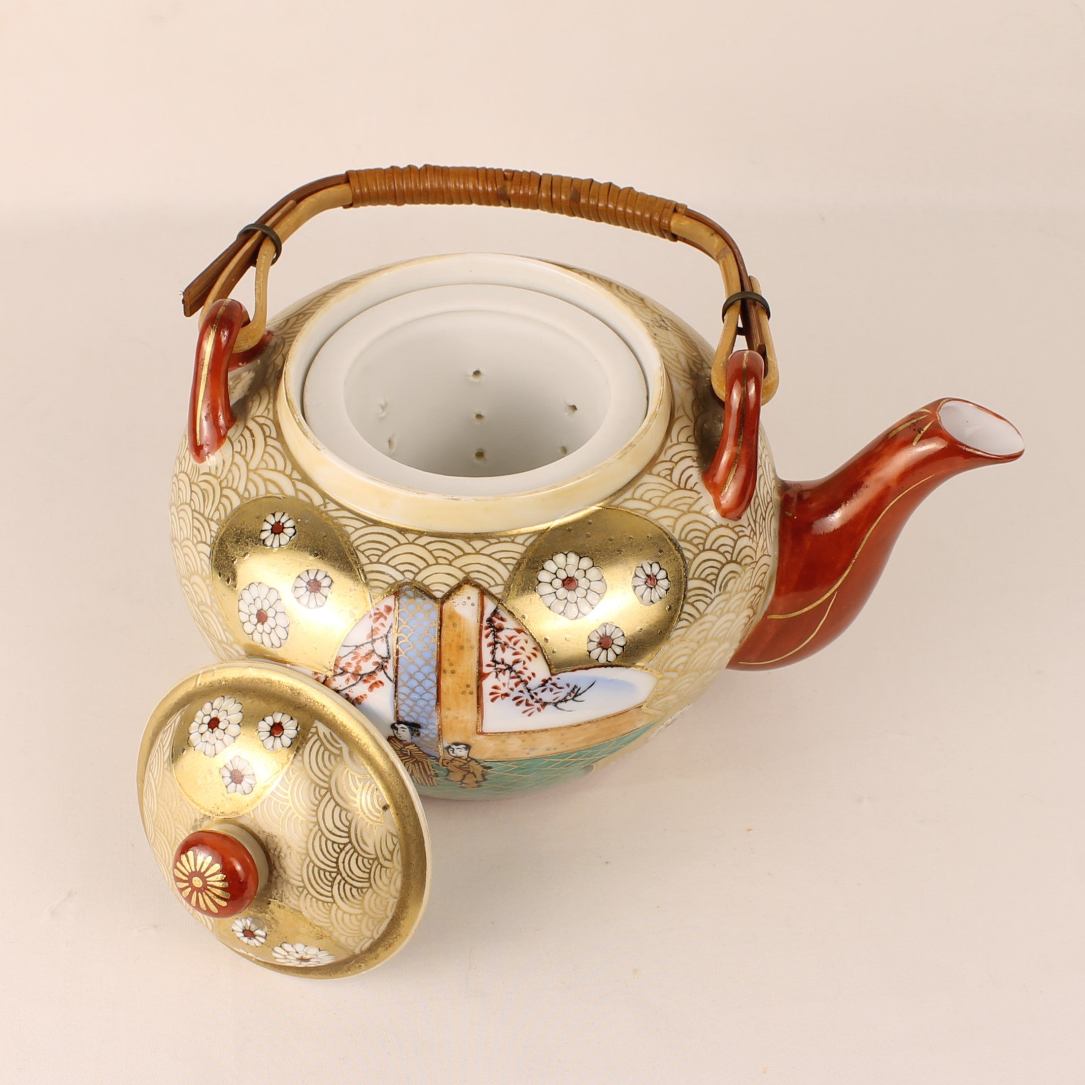 Théière japonaise Satsuma avec anse en bambou – Peinte à la main et richement dorée – 20cm