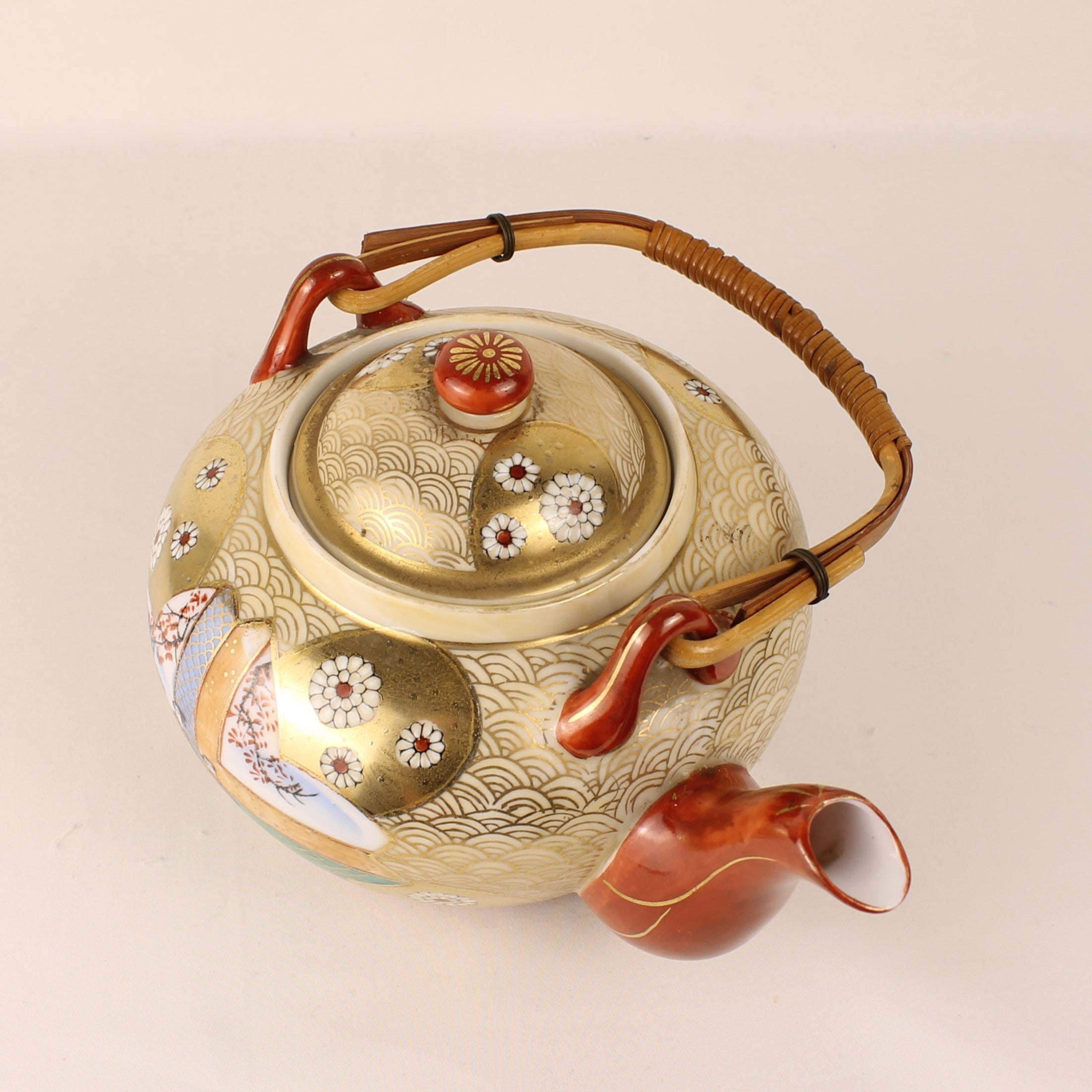 Japanese Satsuma Teapot with Bamboo Handle – Hand-painted & Richly Gilded – 20cm