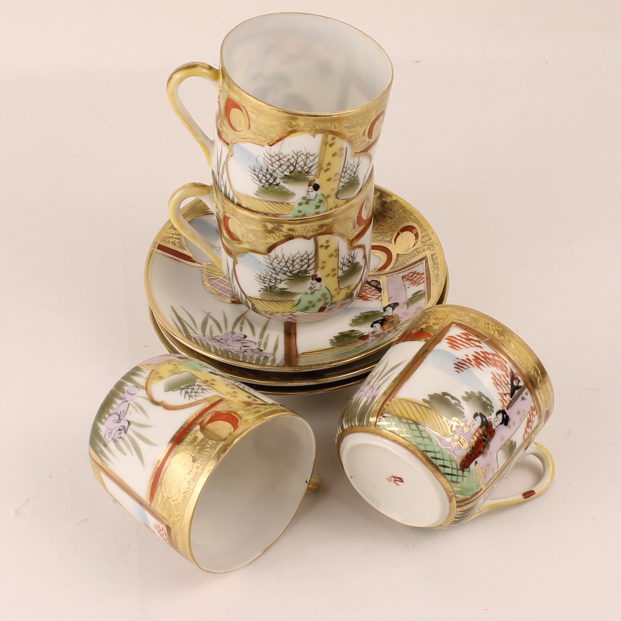 Japans Eggshell Porselein Mokka Servies – Rijk Verguld en Handbeschilderd