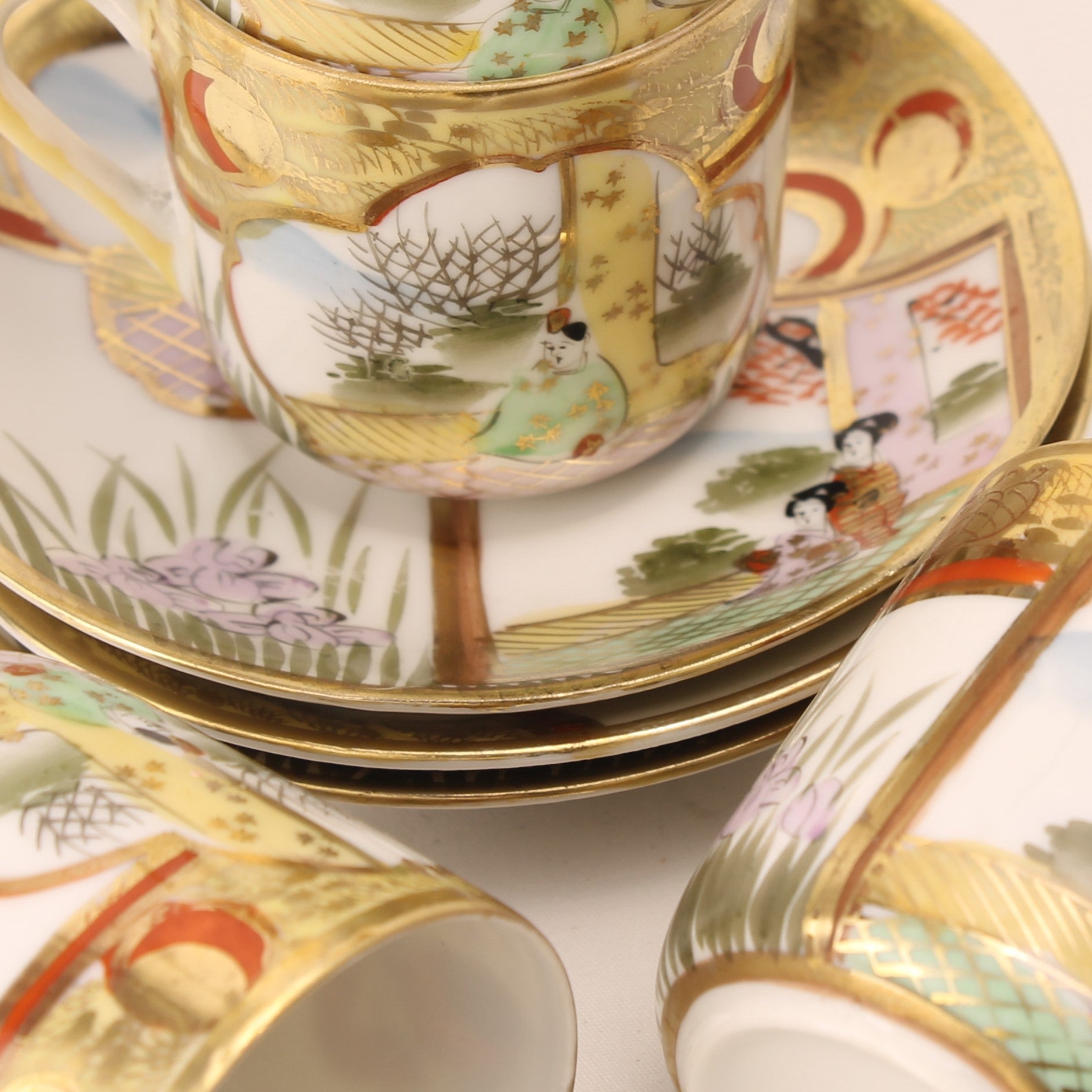 Japans Eggshell Porselein Mokka Servies – Rijk Verguld en Handbeschilderd