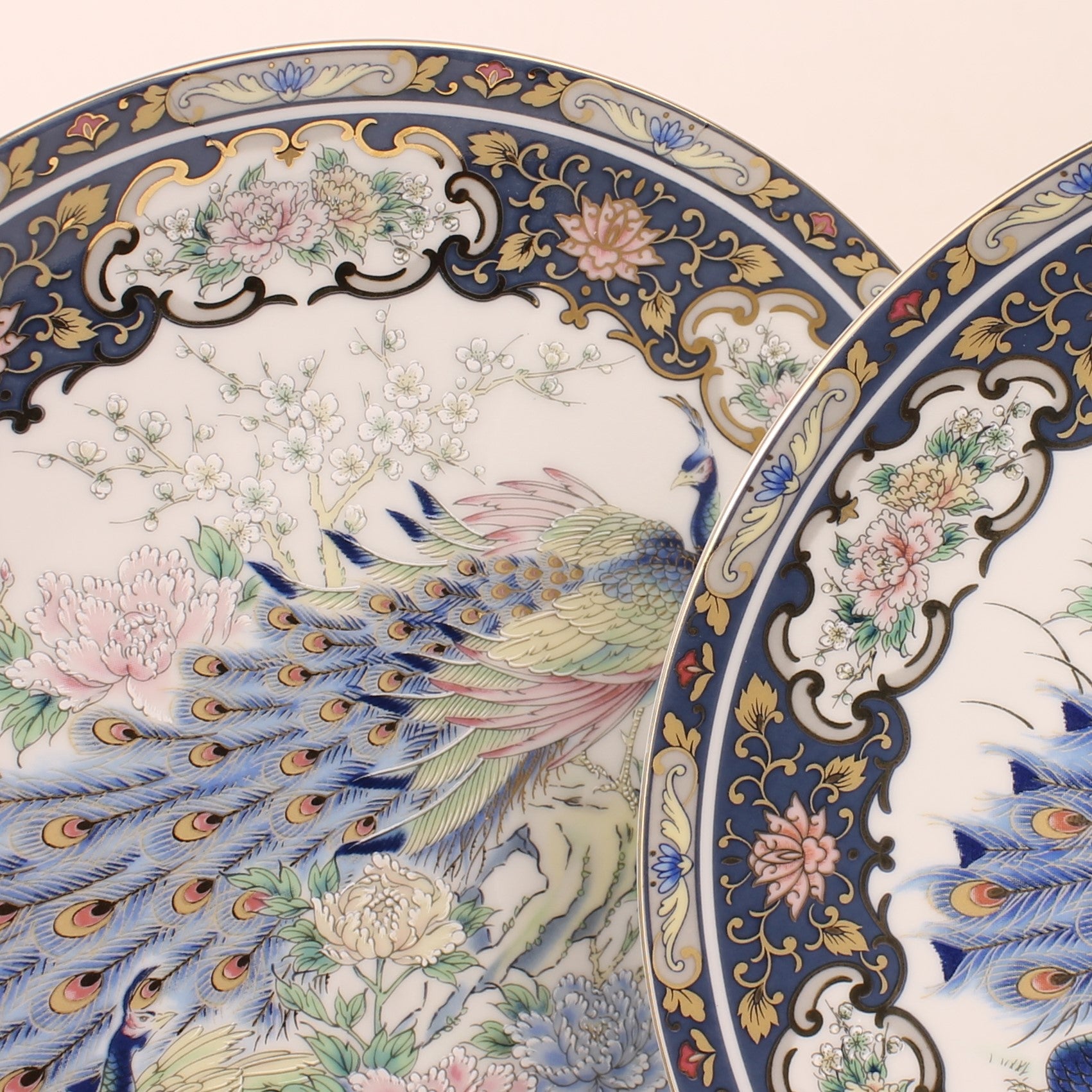 Sierborden met afbeelding Pauw en Bloemen – VAGA International – Rijk Verguld Relief Decor – 21 cm