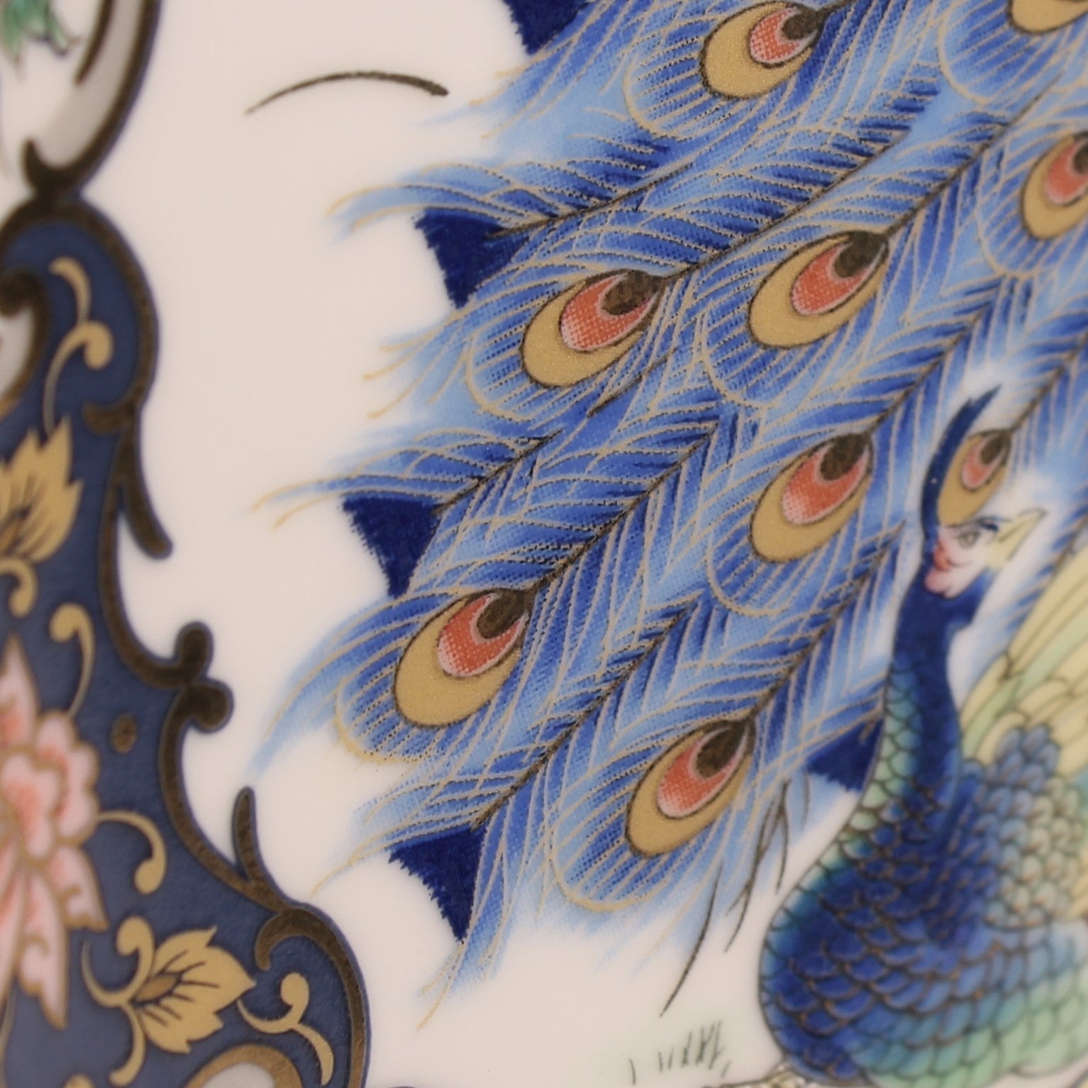 Sierborden met afbeelding Pauw en Bloemen – VAGA International – Rijk Verguld Relief Decor – 21 cm