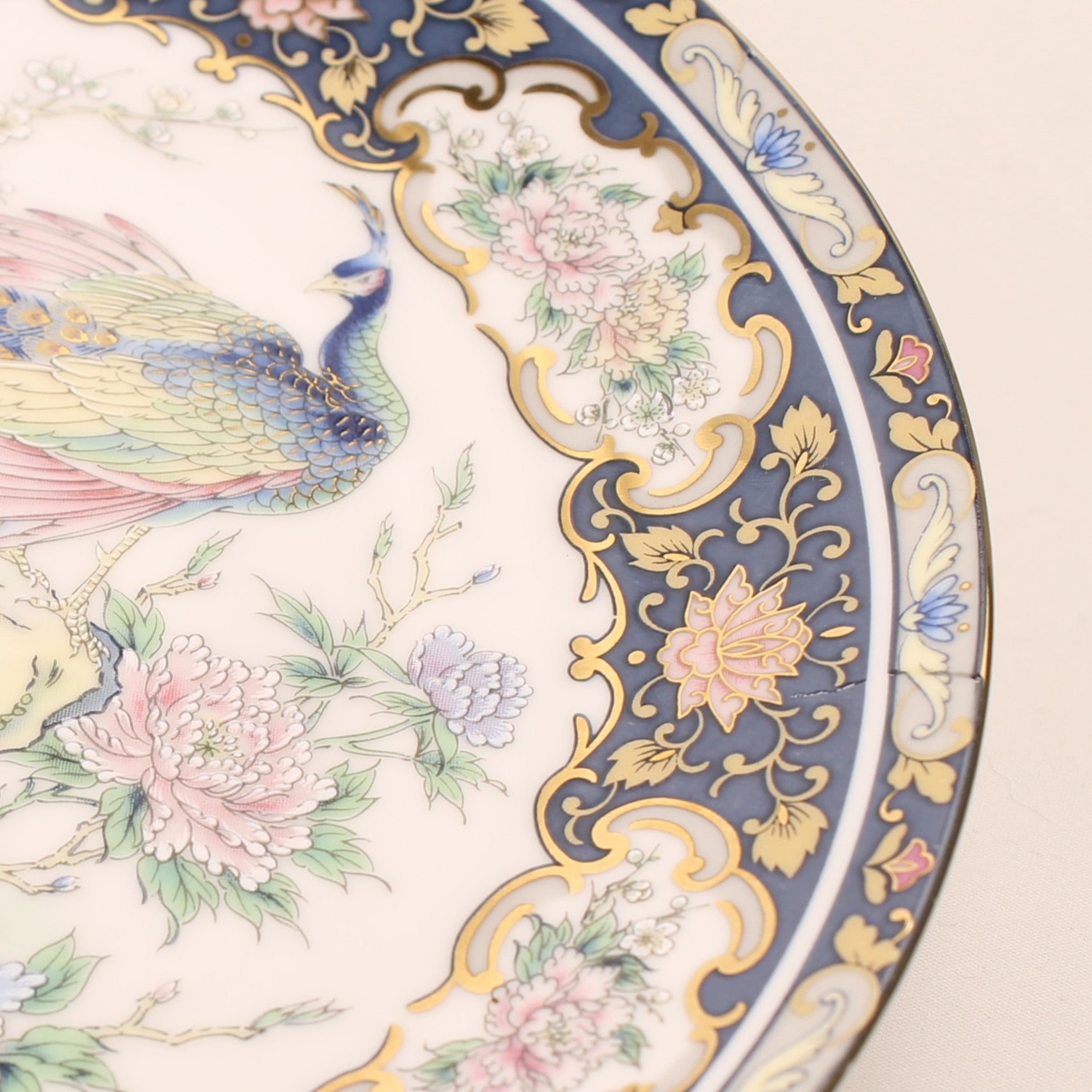 Sierborden met afbeelding Pauw en Bloemen – VAGA International – Rijk Verguld Relief Decor – 21 cm