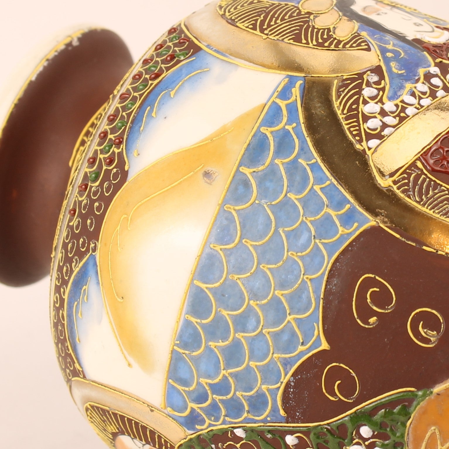 Japanse Satsuma Moriage Vaas 18cm - Handbeschilderd & Rijk Verguld - ca. 1940–1970