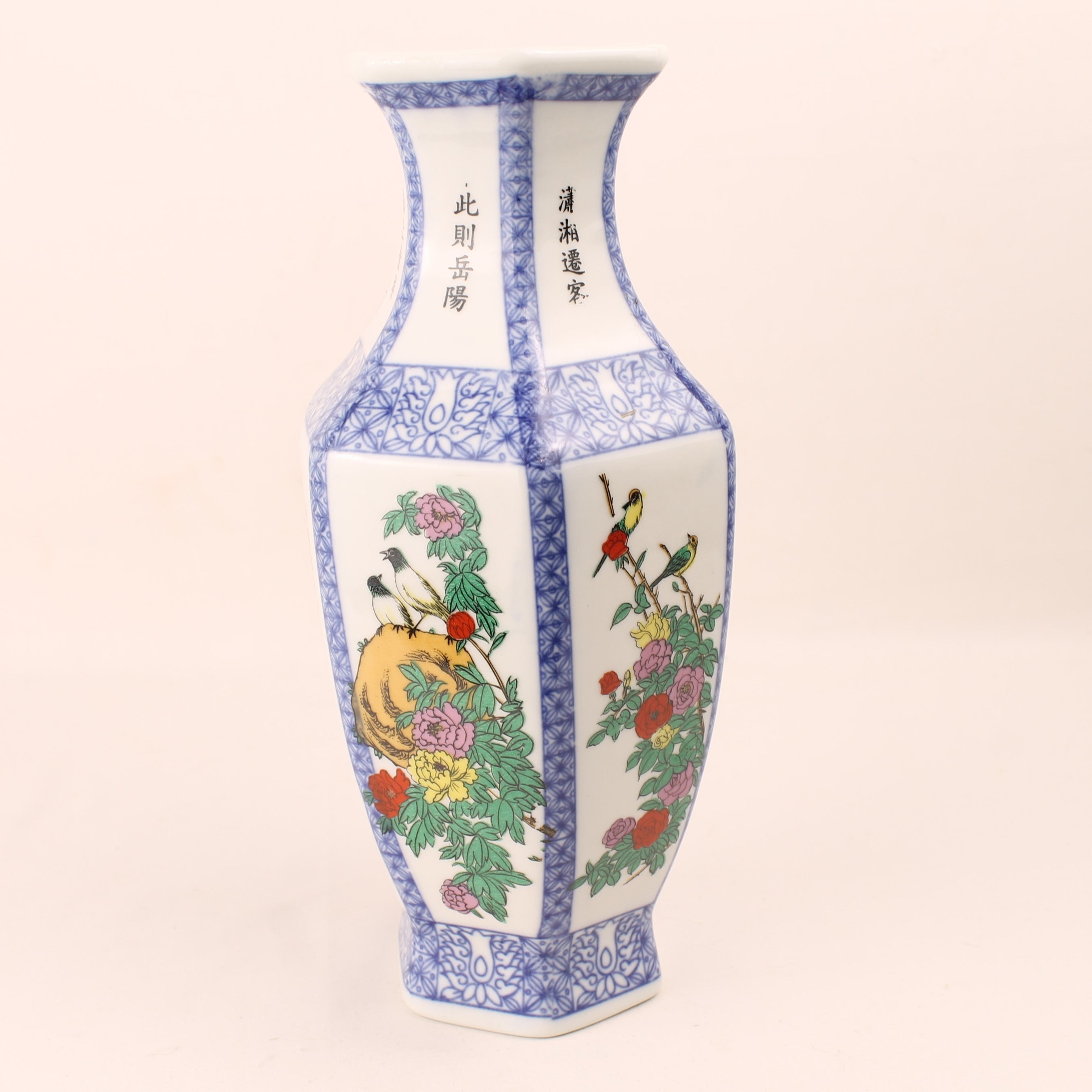Chinese Zeshoekige Porseleinen Vaas – Blauw-Wit & Polychroom Decor – 24 cm