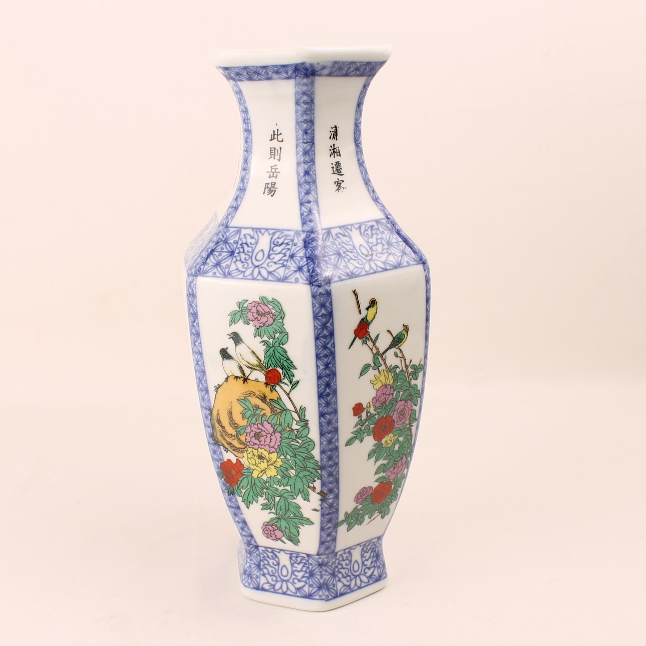 Chinese Zeshoekige Porseleinen Vaas – Blauw-Wit & Polychroom Decor – 24 cm