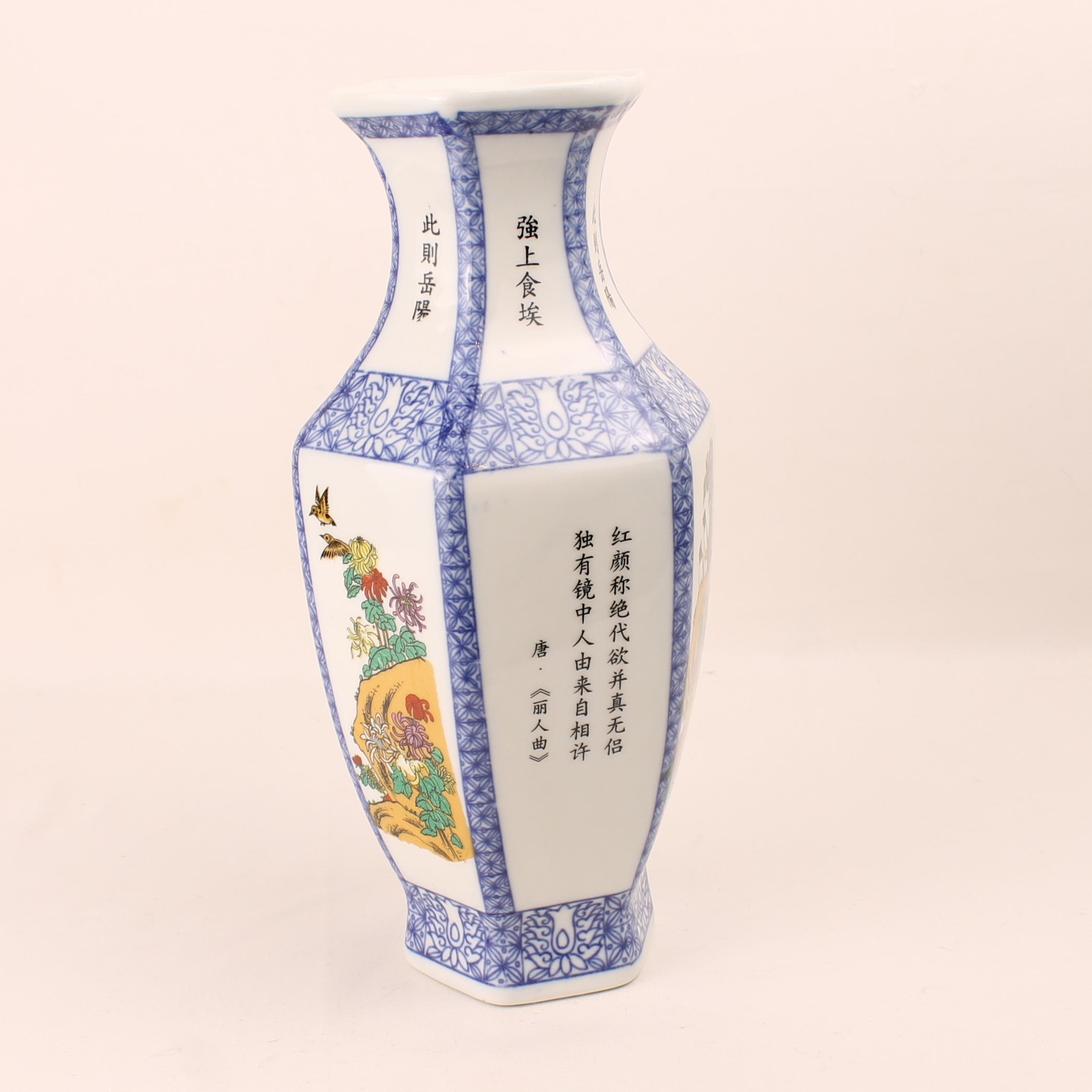 Chinese Zeshoekige Porseleinen Vaas – Blauw-Wit & Polychroom Decor – 24 cm